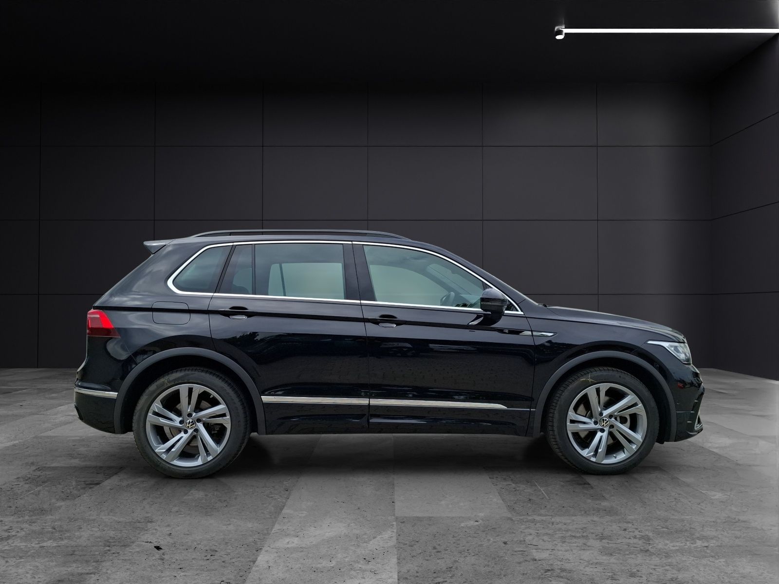 Fahrzeugabbildung Volkswagen Tiguan TSI R-Line 4M DSG Matrix AHK Navi Pano AI