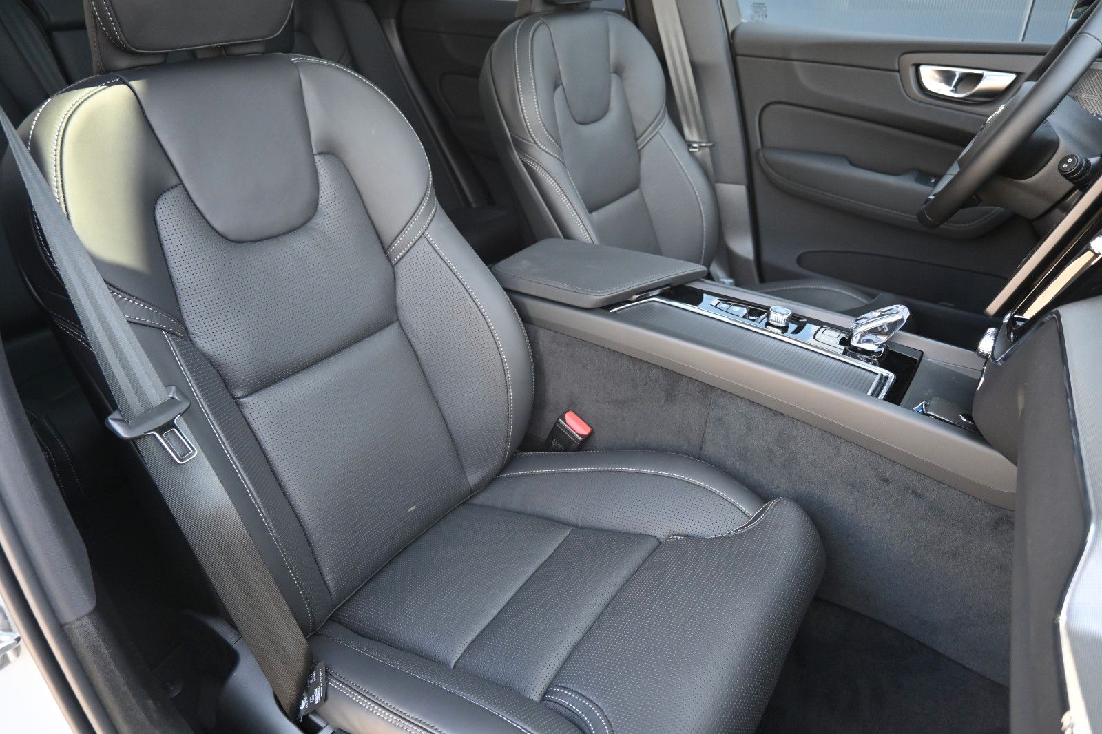 Fahrzeugabbildung Volvo XC60 B5 AWD Ultra Black Edition*LUFT*360*ACC*AHK