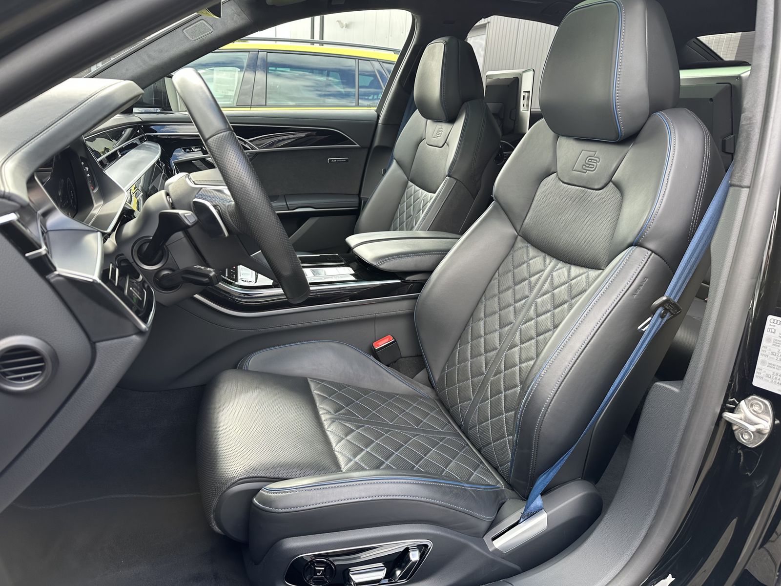 Fahrzeugabbildung Audi A8 60 TFSIe Quattro S-Line MATRIX+ACC+HUD+PANO