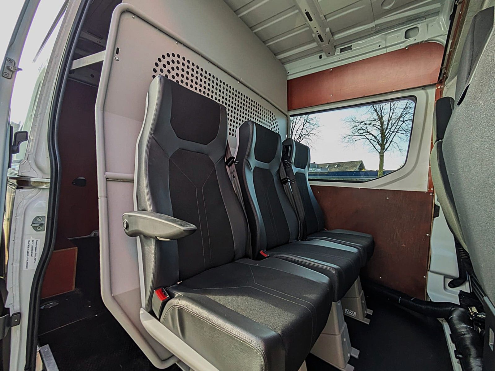 Fahrzeugabbildung Iveco Daily DOKA KASTEN 6 SITZE KLIMA NAVI STANDH. CAM