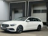 Mercedes-Benz E 220 D Avantgarde LED MBUX Distronic Pano AHK - Mercedes-Benz E 220: mit Navigationssystem