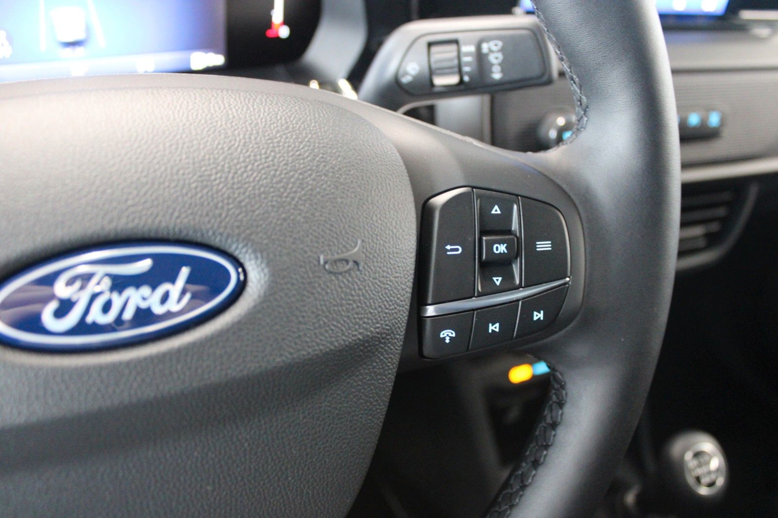 Fahrzeugabbildung Ford Transit Courier TREND Kasten KLIMA WinterPaket3