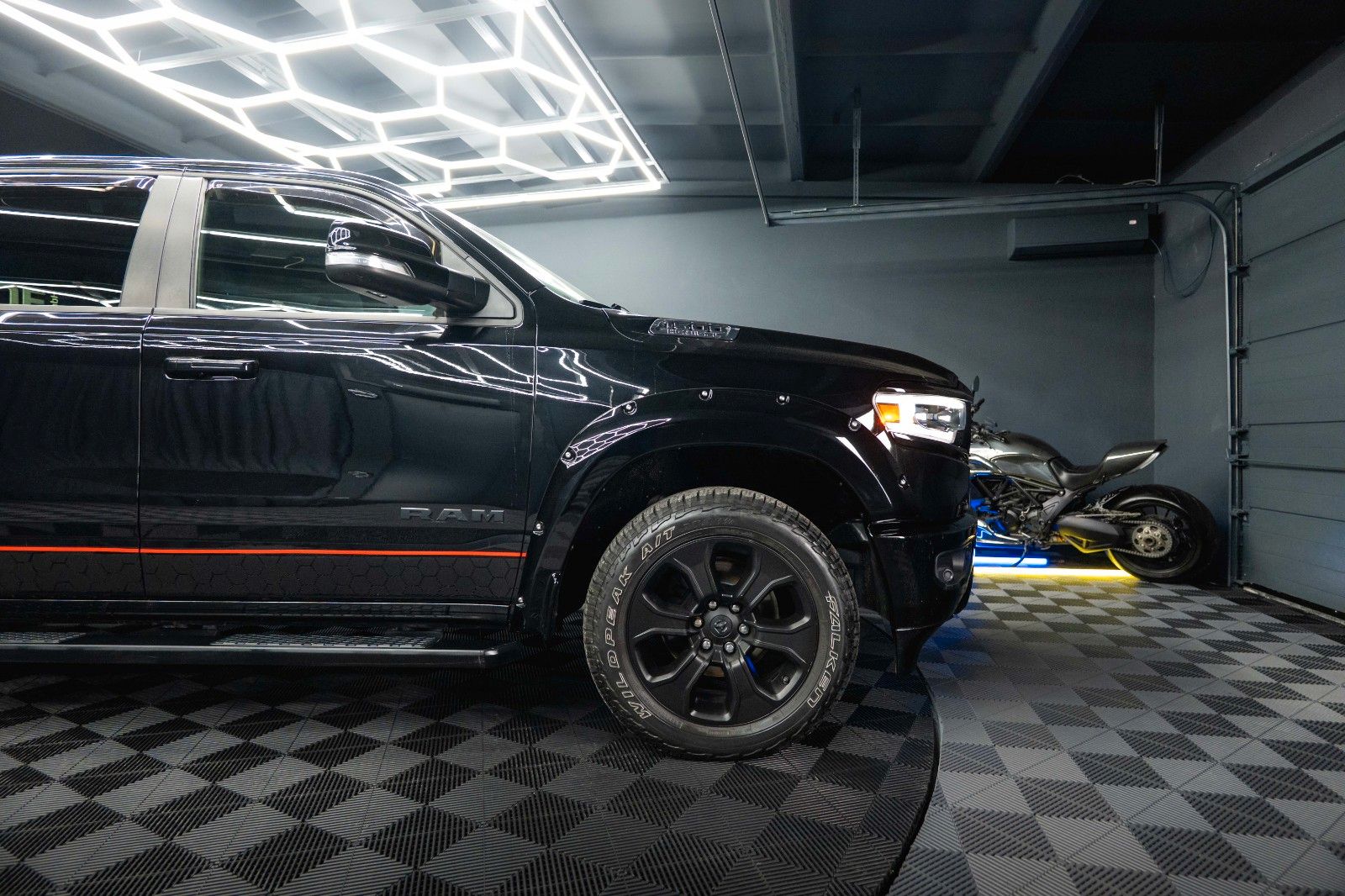 Fahrzeugabbildung Dodge RAM 5.7 V8 HEMI 4x4 BLACK Limited Longbed 19%