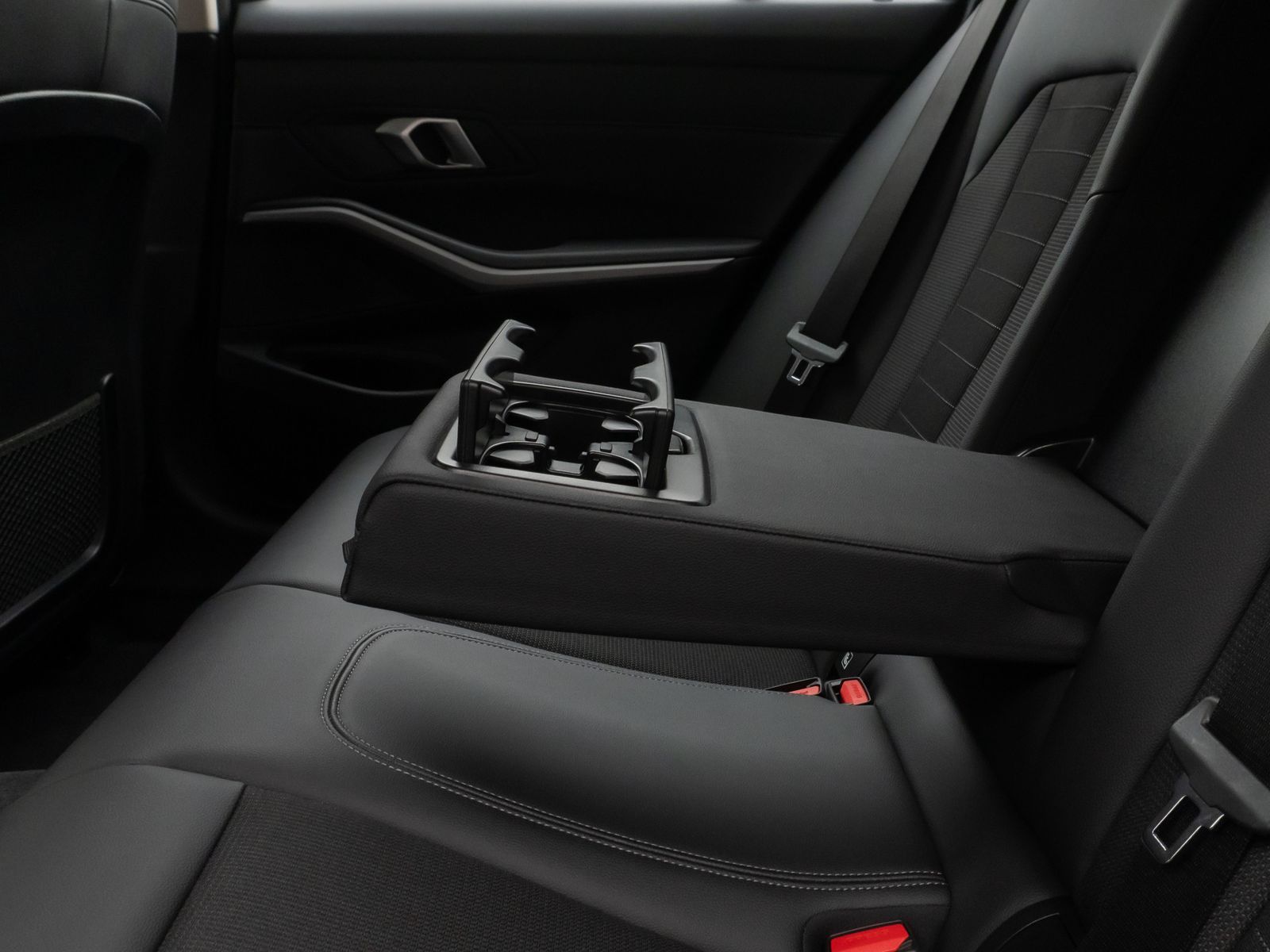 Fahrzeugabbildung BMW 320d Kamera DAB HUD Lenkradheizung Alarm Sport