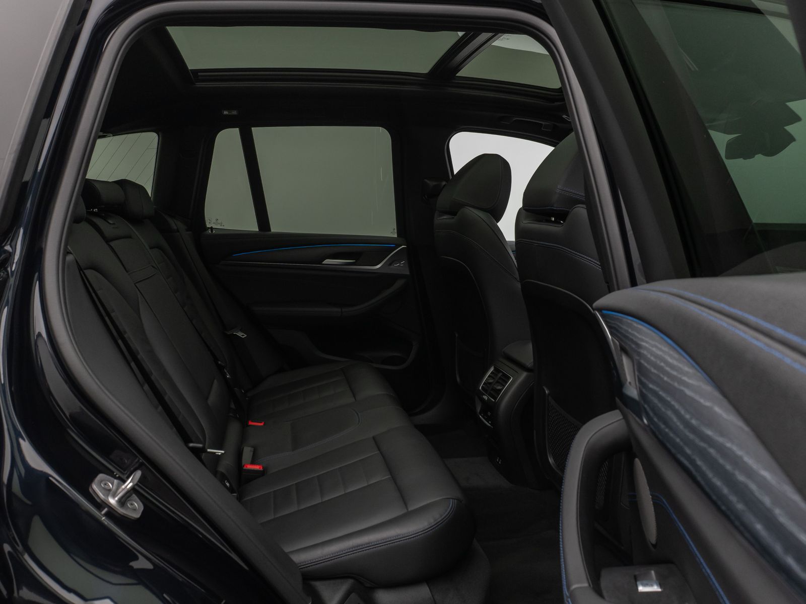 Fahrzeugabbildung BMW iX3 Impressive M Sport Panorama 360°HUD DAB H/K