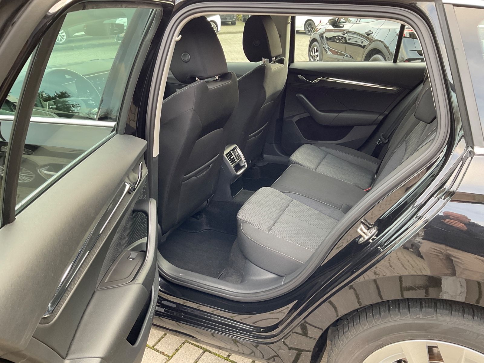 Fahrzeugabbildung SKODA Octavia Combi 1.4 TSI iV DSG,HeadUp,Navi