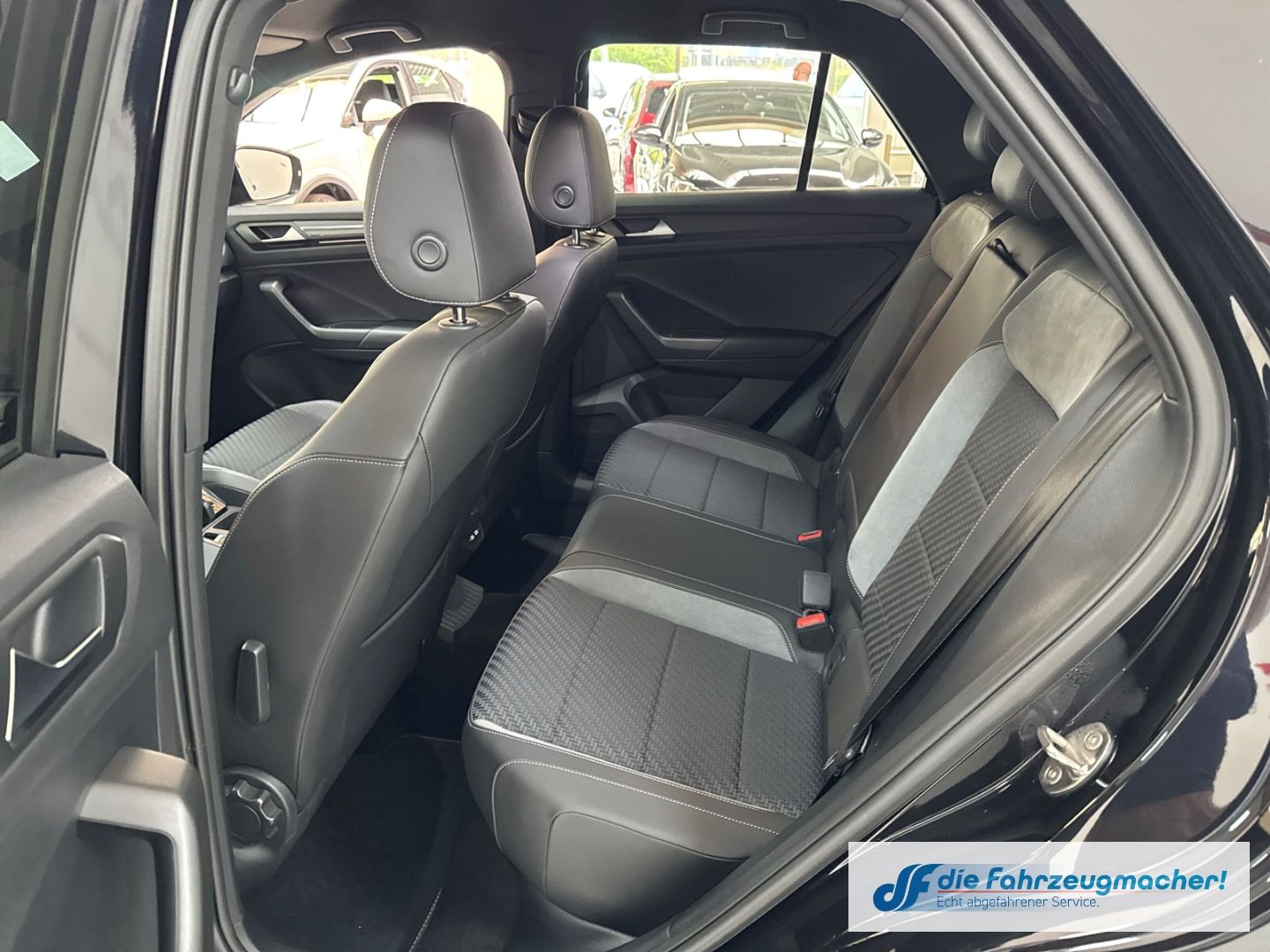 Fahrzeugabbildung Volkswagen T-Roc R-LINE Sportpaket ab.AHK Navi Digi.Cockpit