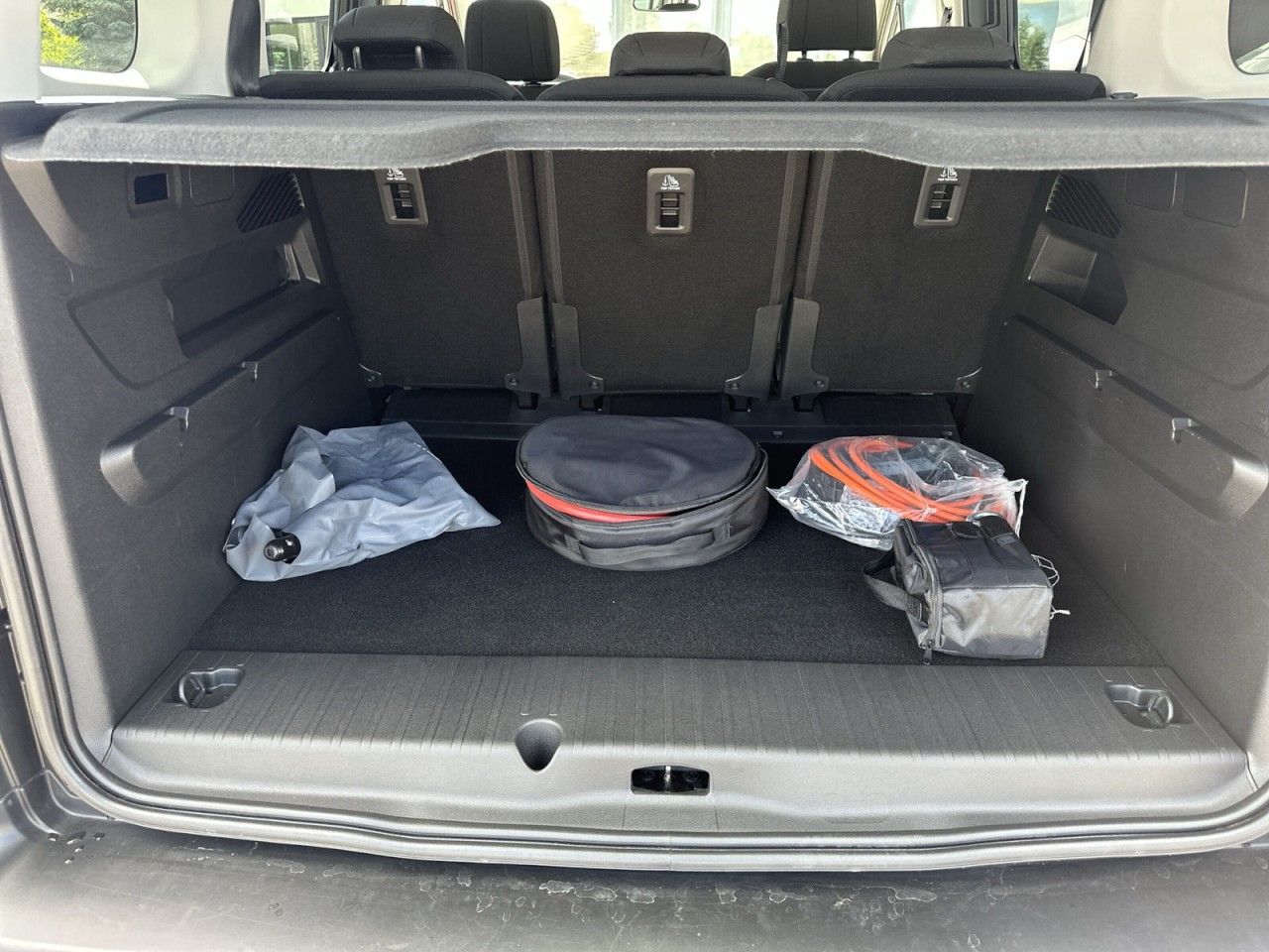 Fahrzeugabbildung Citroën Berlingo Feel Elektromotor M-Cam*StHz*AHK* - mit KI generiert/bearbeitet