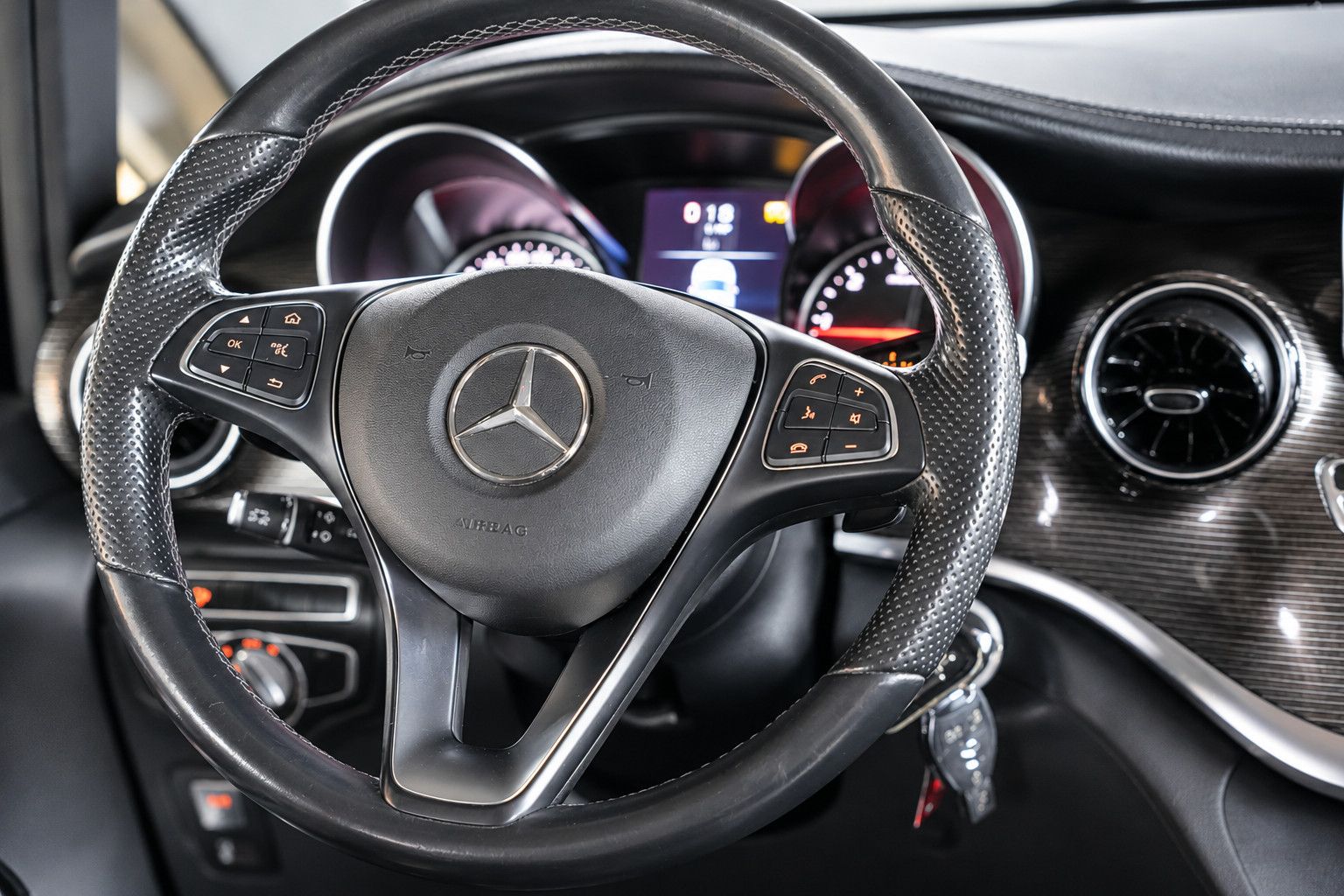 Fahrzeugabbildung Mercedes-Benz V 300d lang *Burmester*360°KAM*6-Sitz*SHZ*Navi