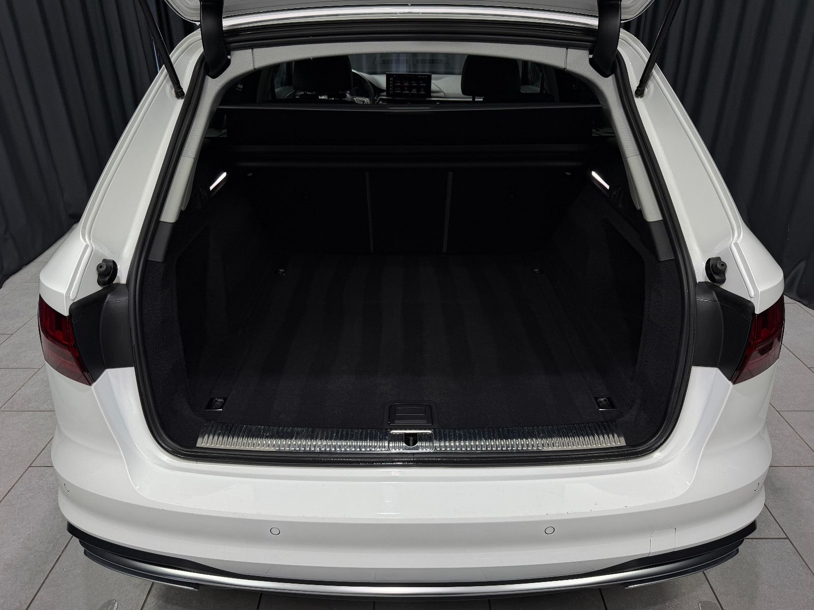 Fahrzeugabbildung Audi A4 Avant 35 TDI advanced|MATRIX|LCI|RF-KAMERA