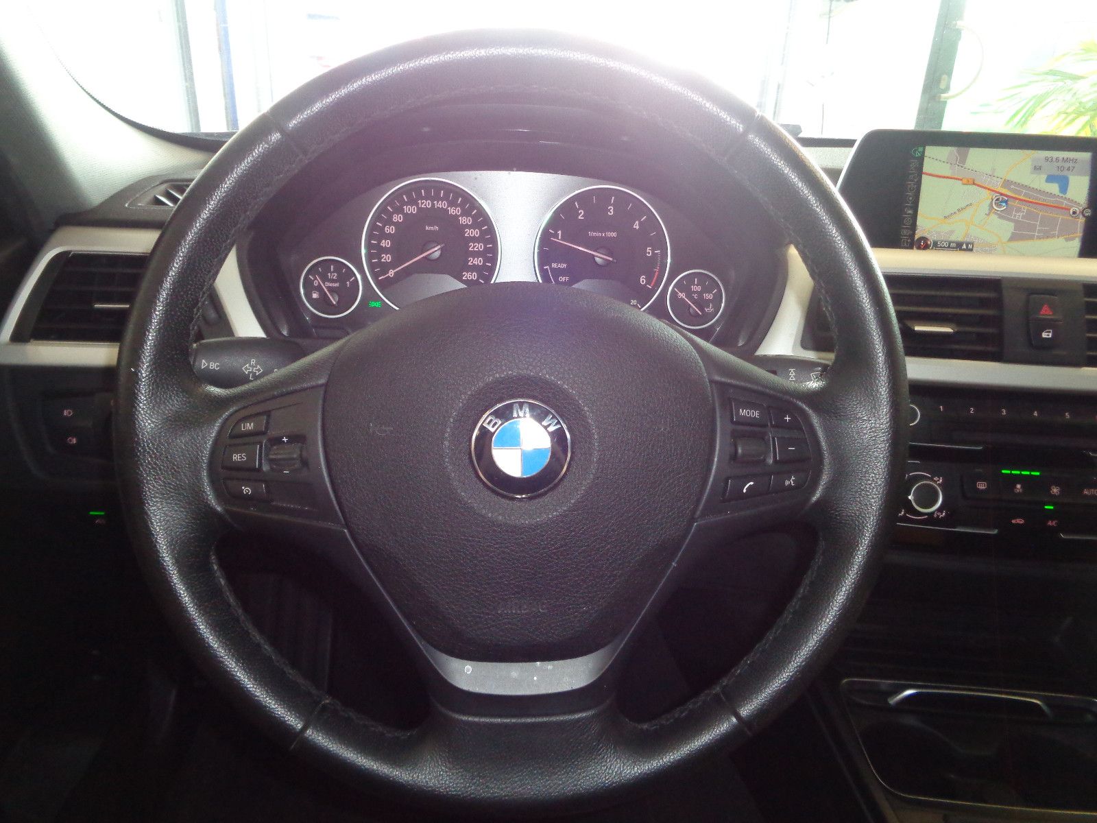 Fahrzeugabbildung BMW 320d / NAVI / GARANTIE / HEADUP /