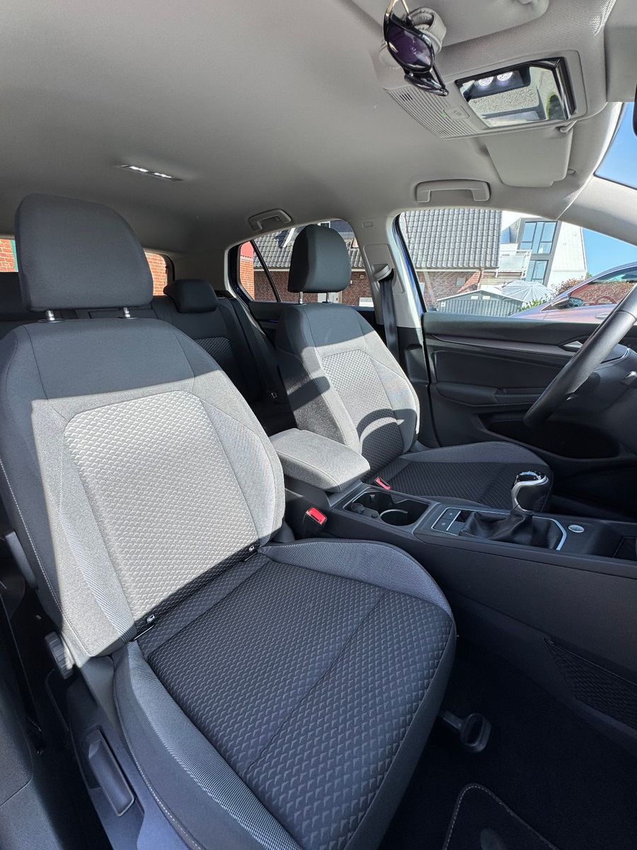Fahrzeugabbildung Volkswagen Golf VIII Lim. Active mit Neuwagengarantie