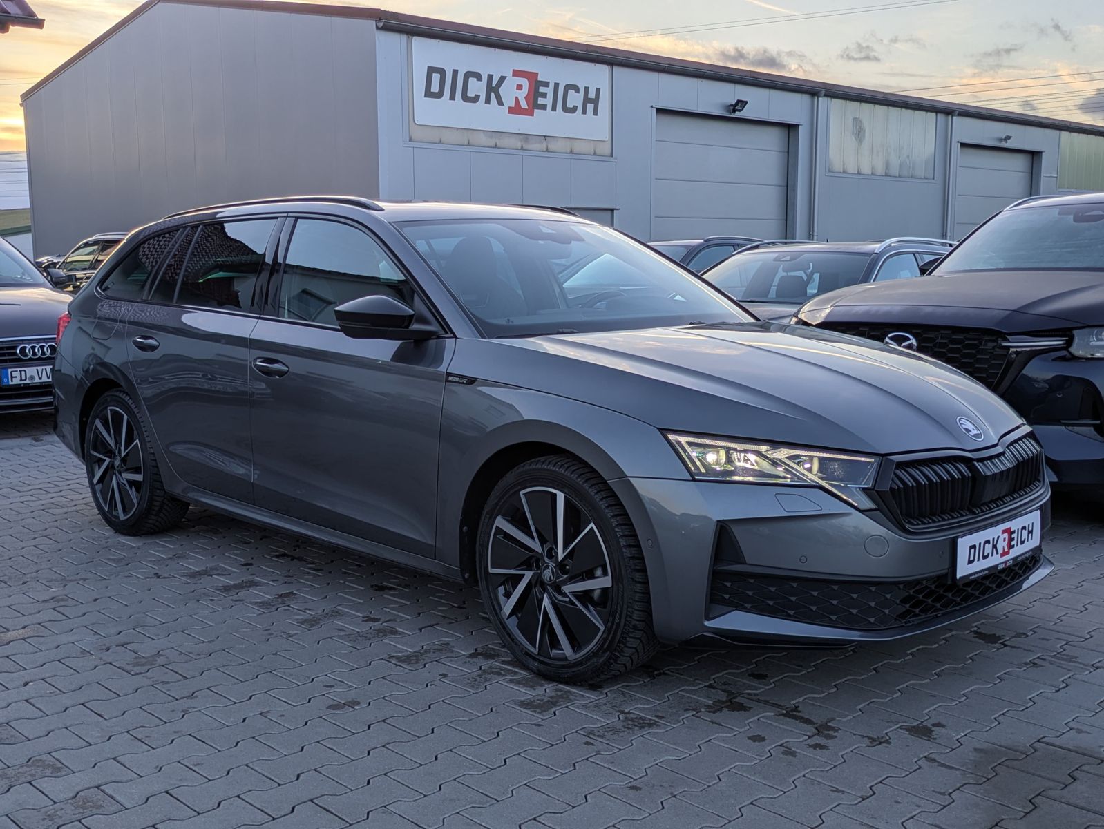 Fahrzeugabbildung SKODA Octavia 1.5 DSG Sportline PANO*MATRIX*AHK*5J.GAR