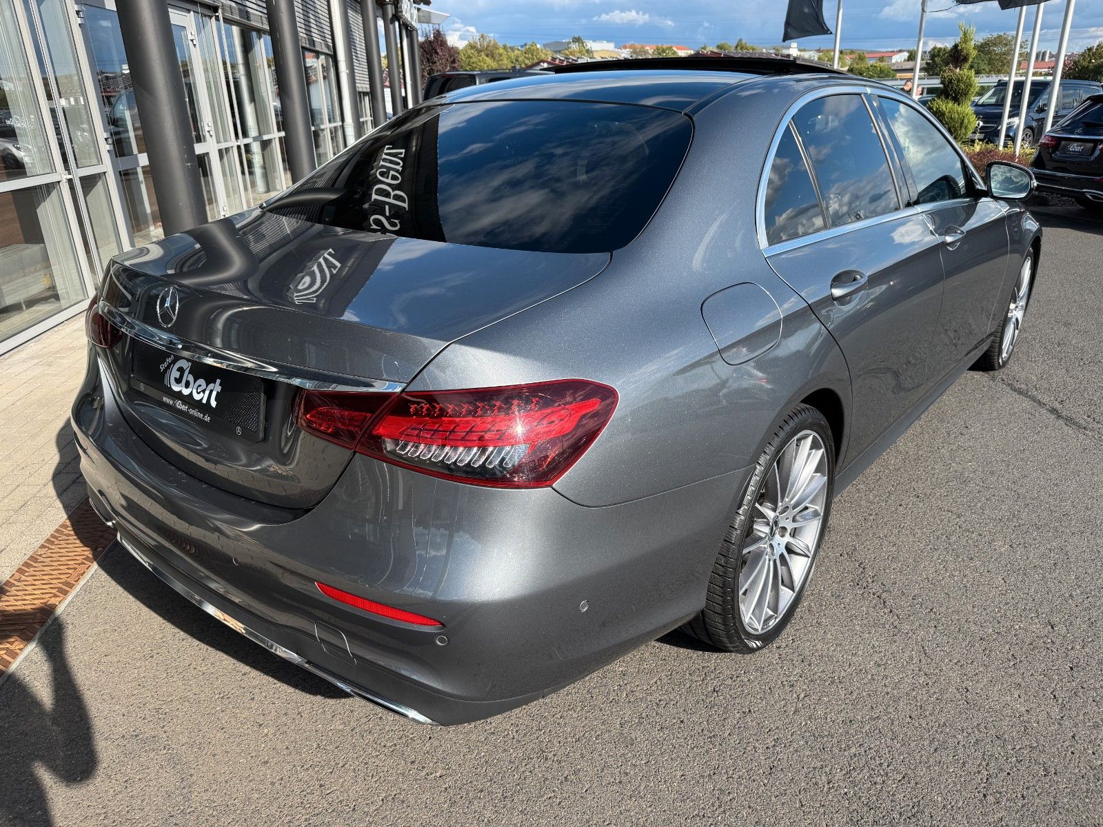 Fahrzeugabbildung Mercedes-Benz E 220d AMG+Pano+MultiBeam+Ambiente+TotW+360