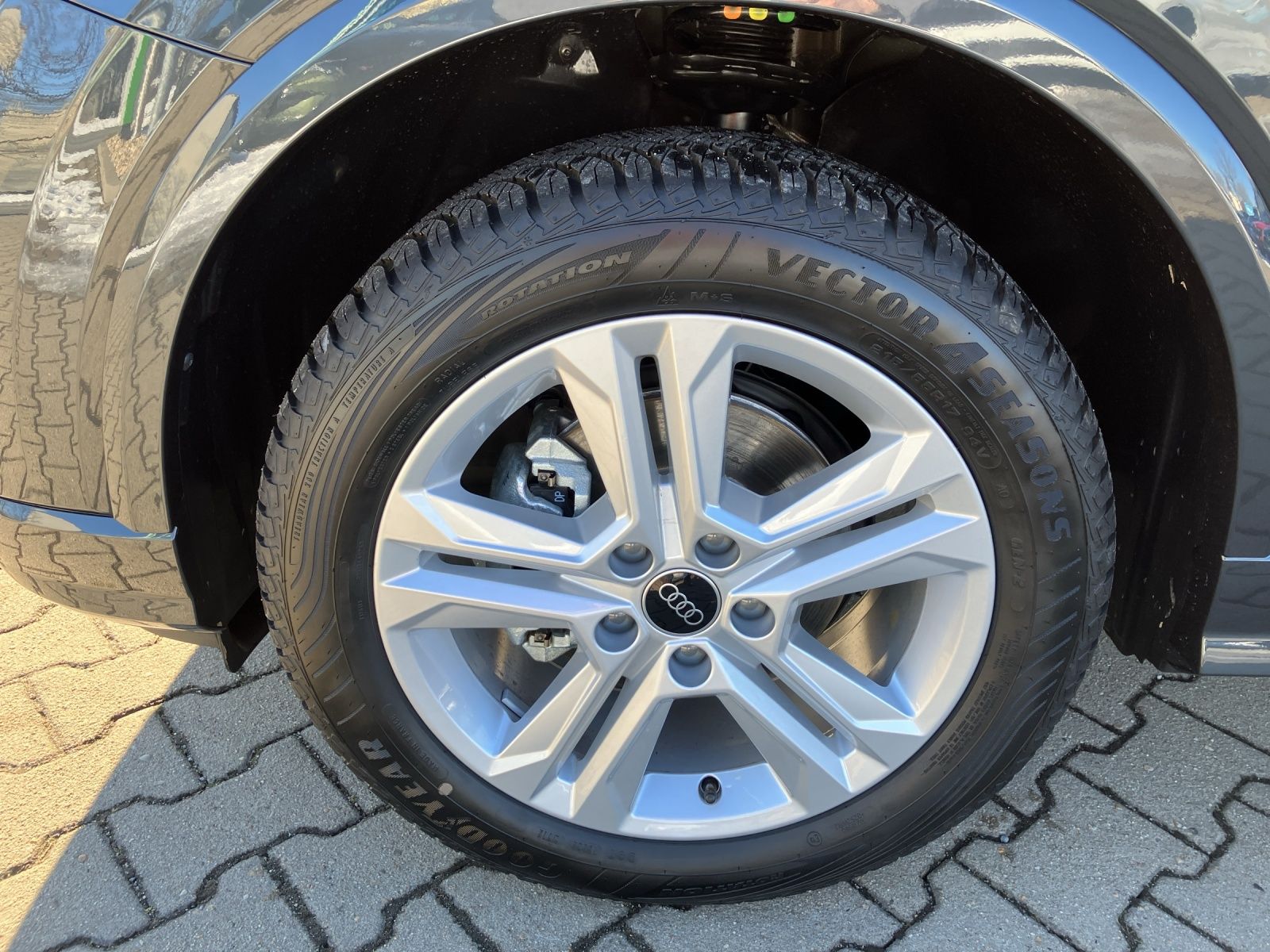 Fahrzeugabbildung Audi Q2 35 TFSI advanced S-tronic Matrix AHK AVC GRA