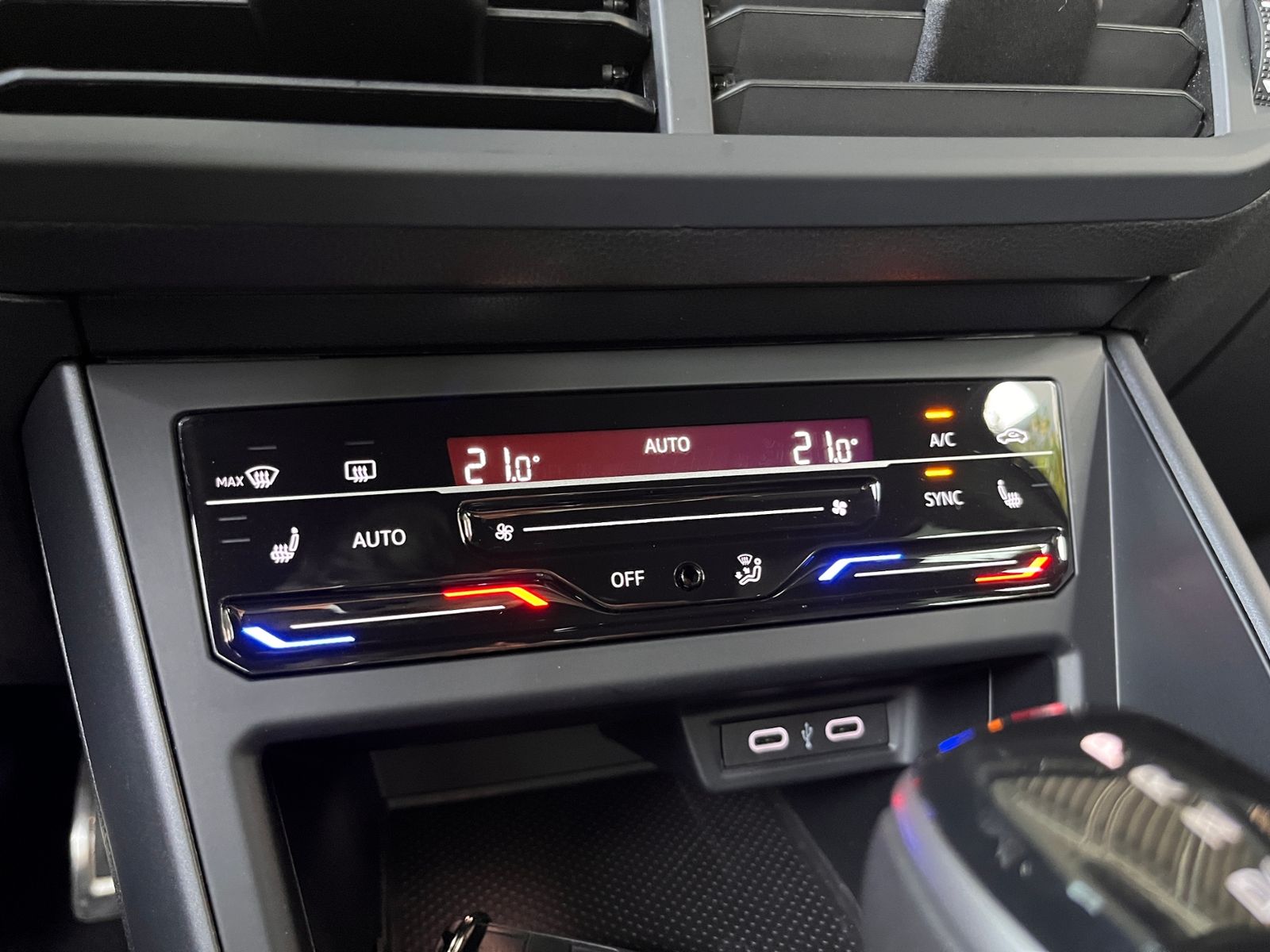 Fahrzeugabbildung Volkswagen Taigo R-Line 1.5 DSG KLIMA AHK LED NAV SHZ