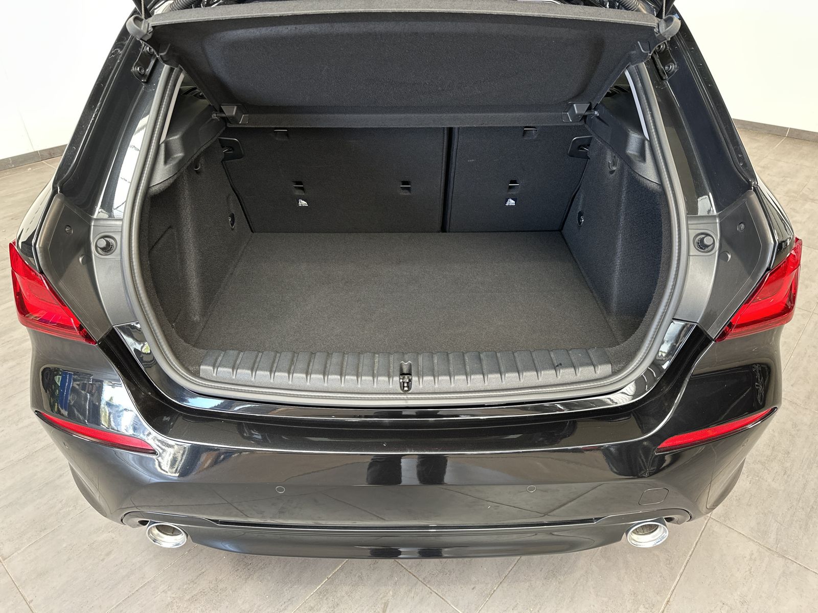 Fahrzeugabbildung BMW 118d Sport-Line Aut. NAV+LED+PANO+SPIEGEL-PAKET