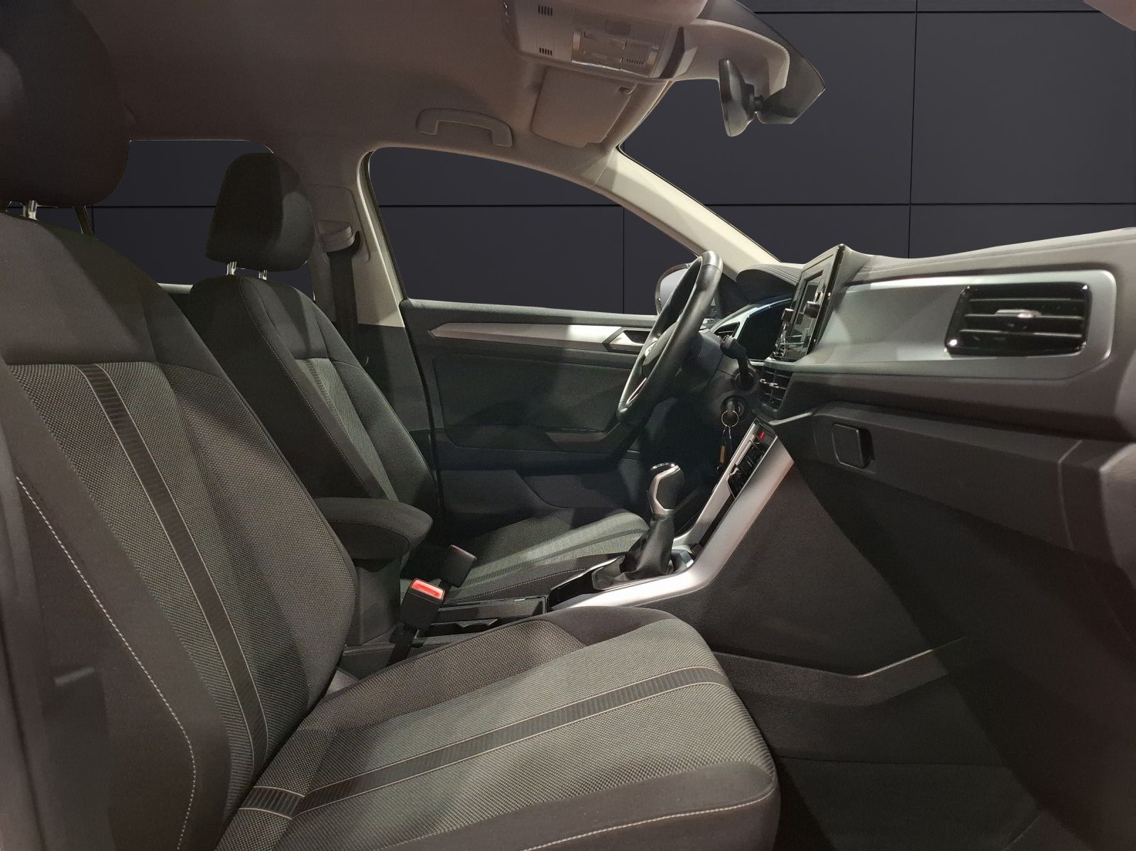 Fahrzeugabbildung Volkswagen T-Roc TSI Life STH LED Park-Assist SH LM