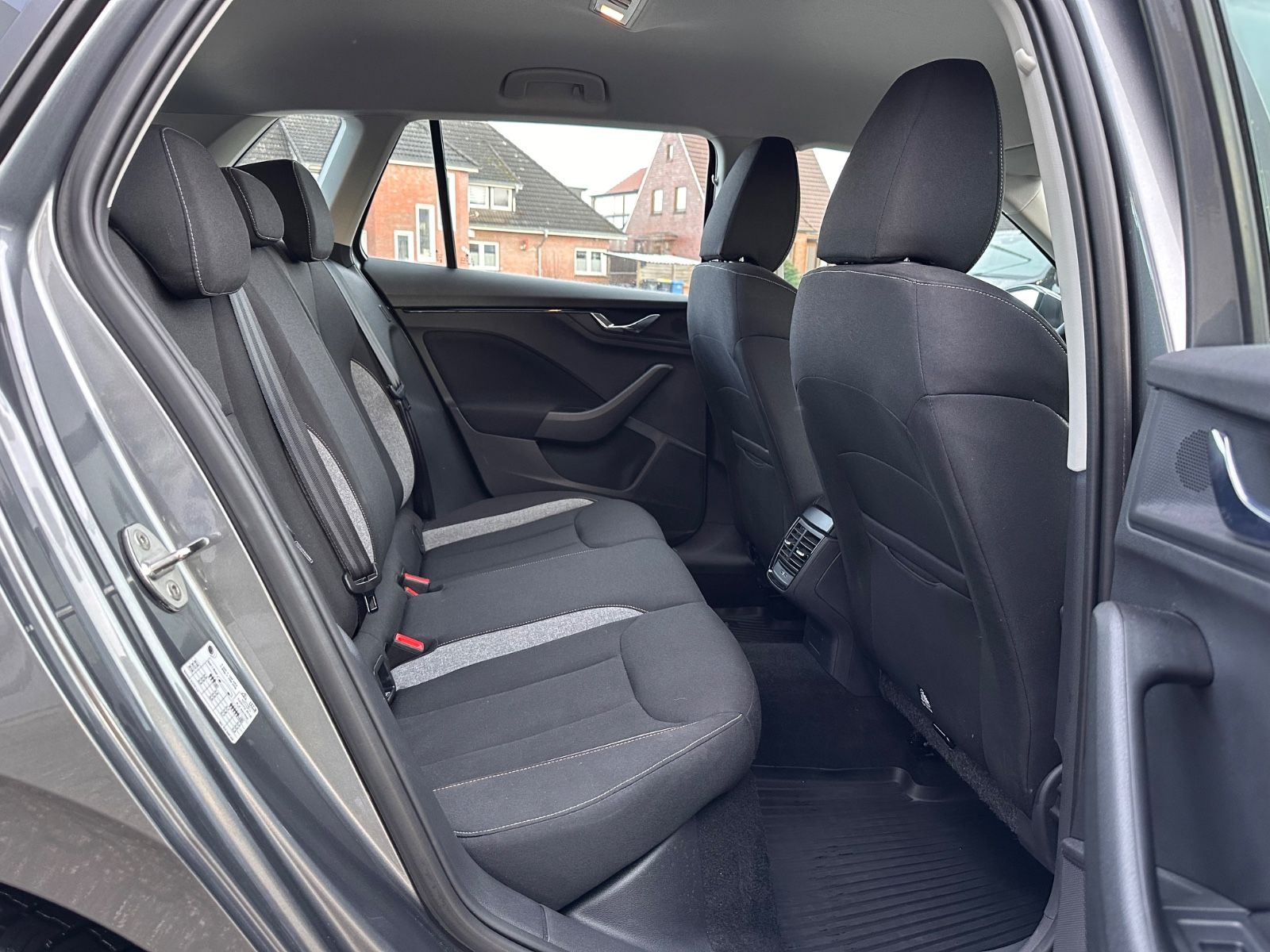 Fahrzeugabbildung SKODA Kamiq Selection 1.0 TSI DSG LED/PDC/APP/GRA