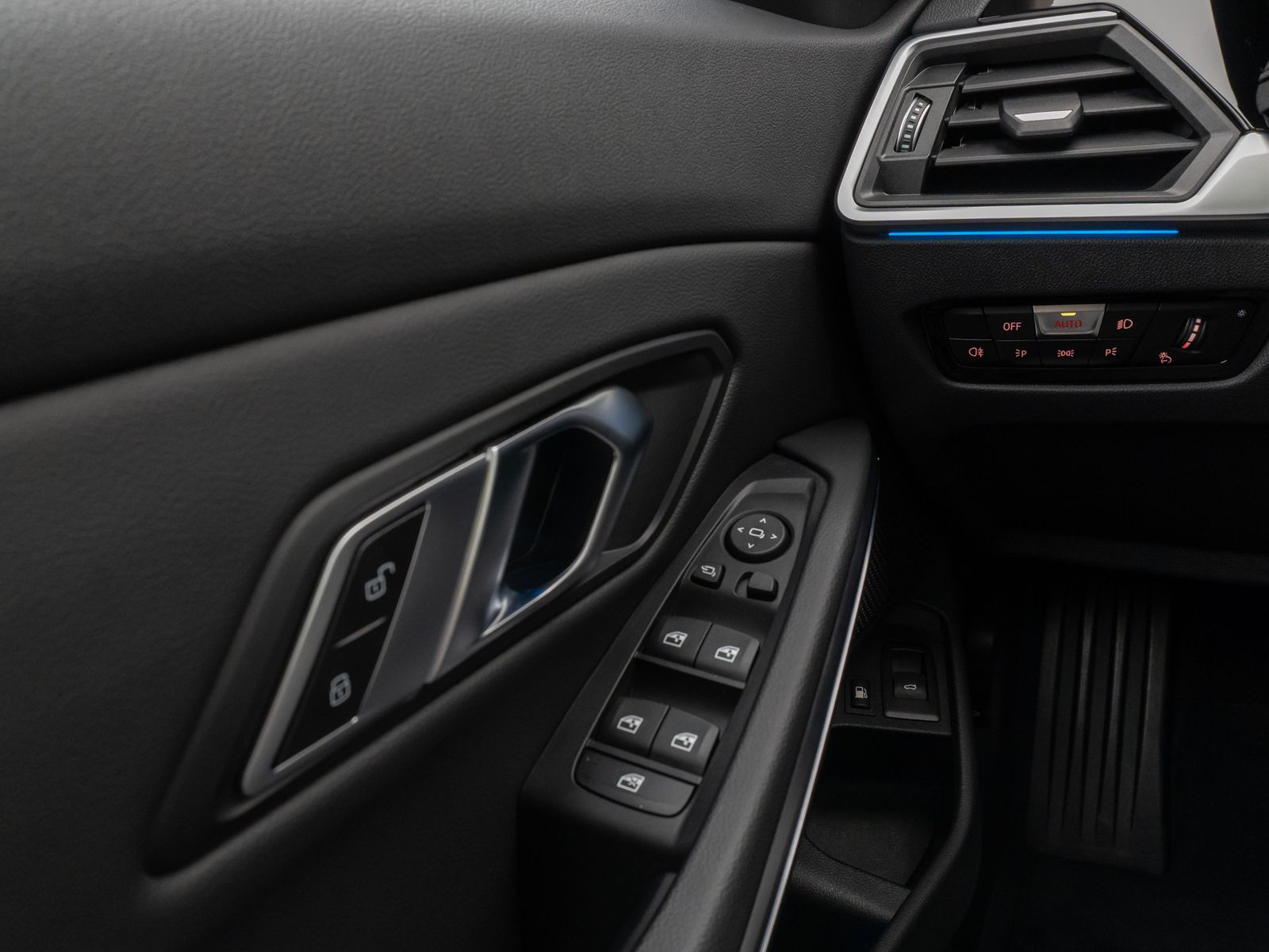 Fahrzeugabbildung BMW 320e Sport Line Panorama DAB CockPitPr PDC Alarm