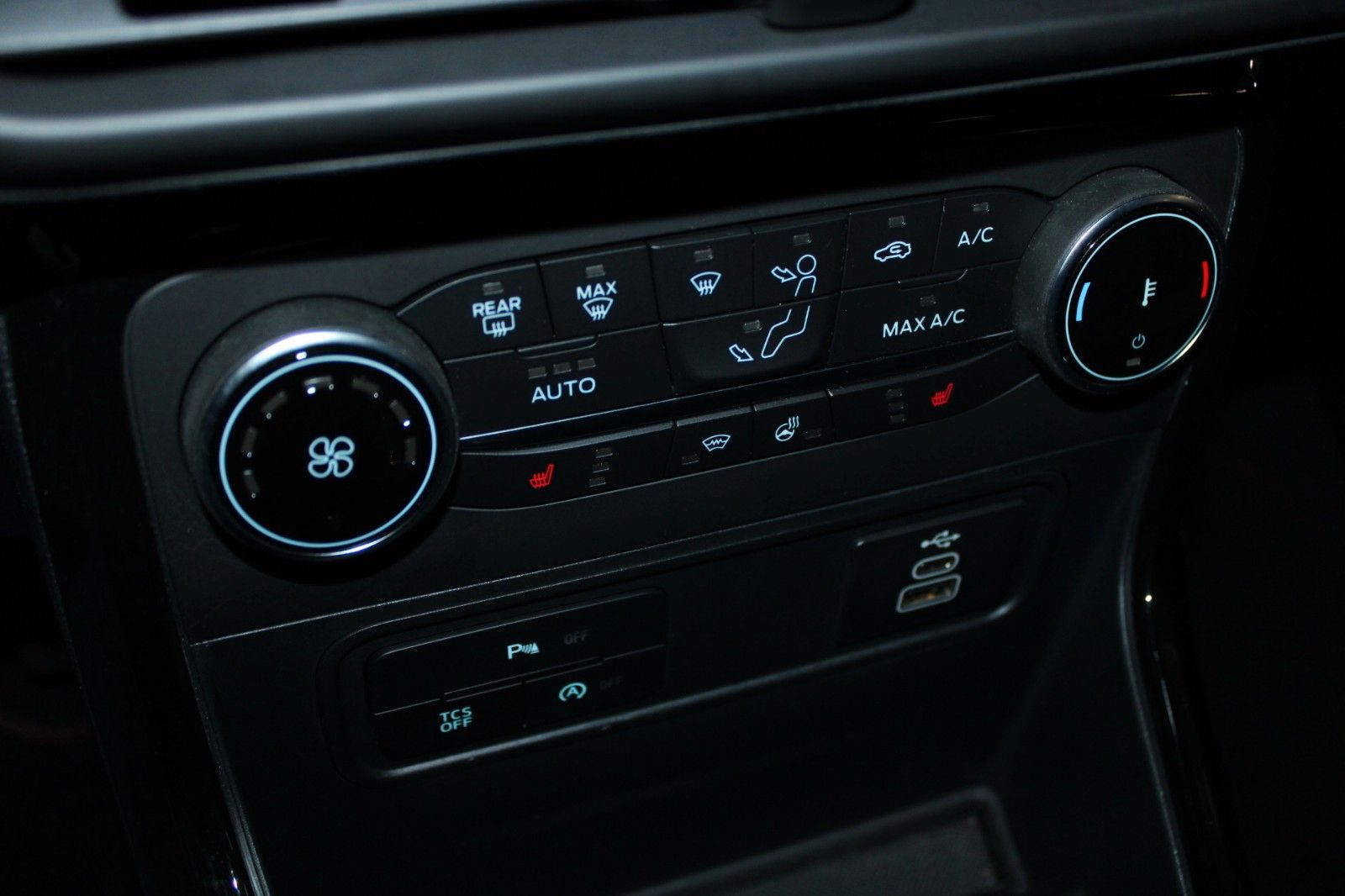 Fahrzeugabbildung Ford EcoSport ST-Line LED NAVI Winter FahrerAssistenz