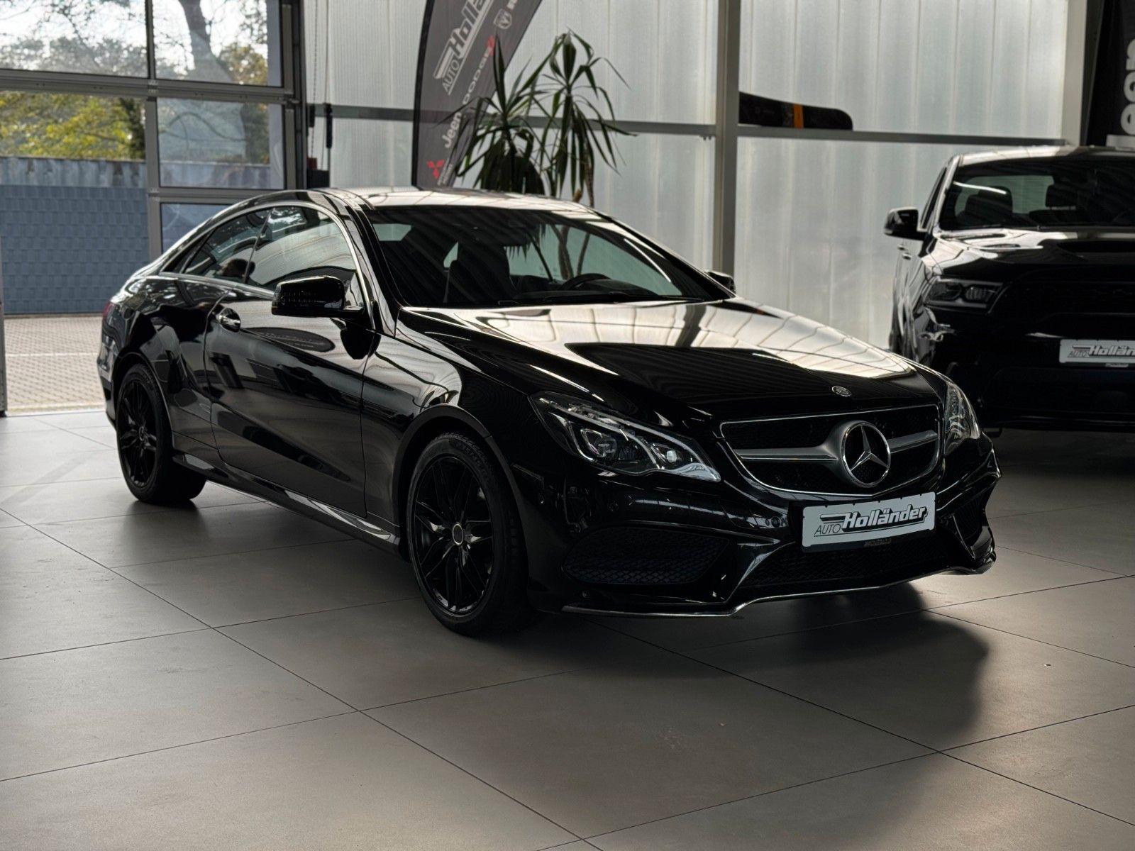 Fahrzeugabbildung Mercedes-Benz E 200 CGI Coupe Sportpaket AMG-Line Pano Leder