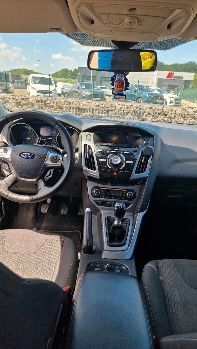 Ford Focus 2012 — interior