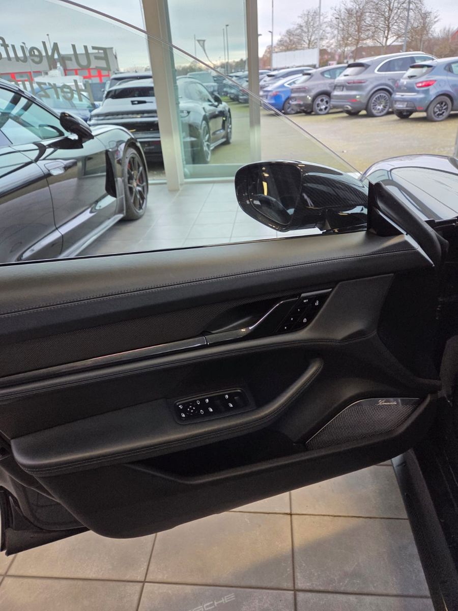 Fahrzeugabbildung Porsche Taycan Turbo S/PCCB/Carbon/Voll!