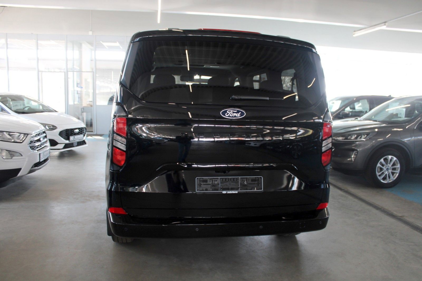 Fahrzeugabbildung Ford Tourneo Custom L1 8-Sitz Titanium Aut. LED STDHZ