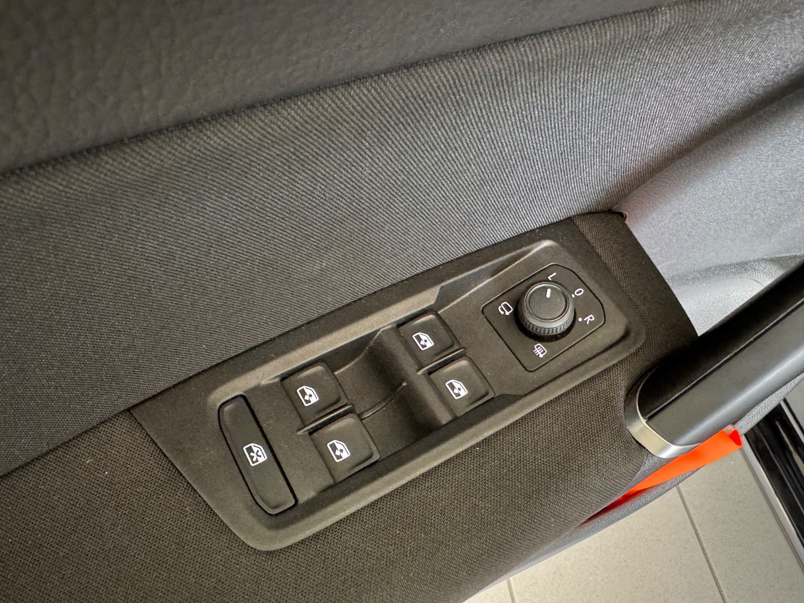 Fahrzeugabbildung Volkswagen Touran Comfortline/ACC/AHK/PDC/Navi/Massage/1H