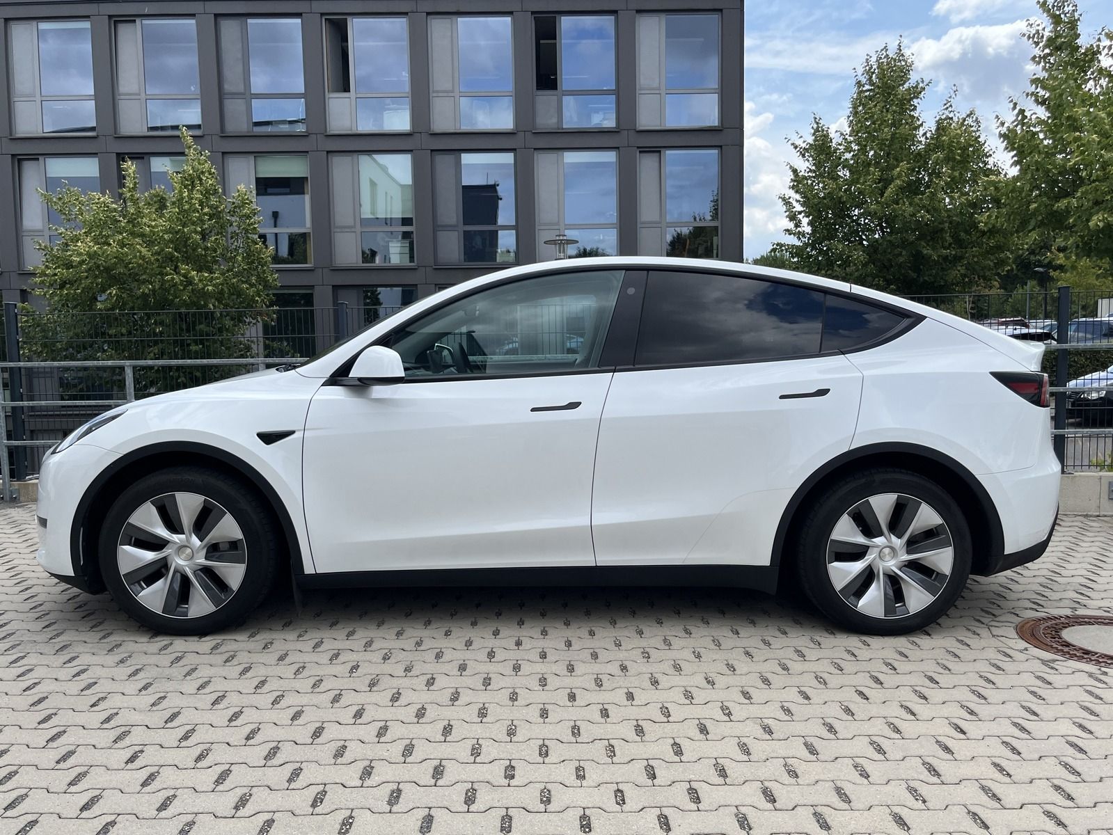 Tesla Model Y Long Range AWD AHK ACC 8 fach AP SOH92,4 foto 5