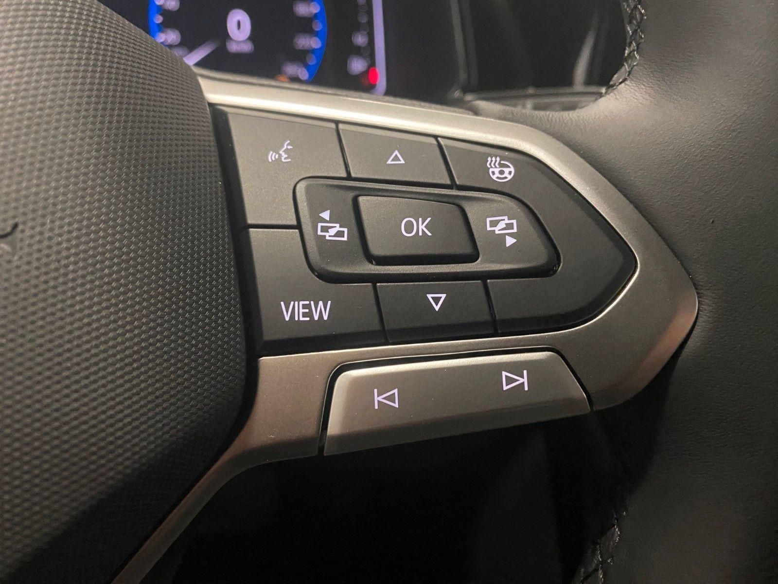 Fahrzeugabbildung Volkswagen T-Roc 1.5 TSI DSG Style+IQ MATRIX+Black Style+++