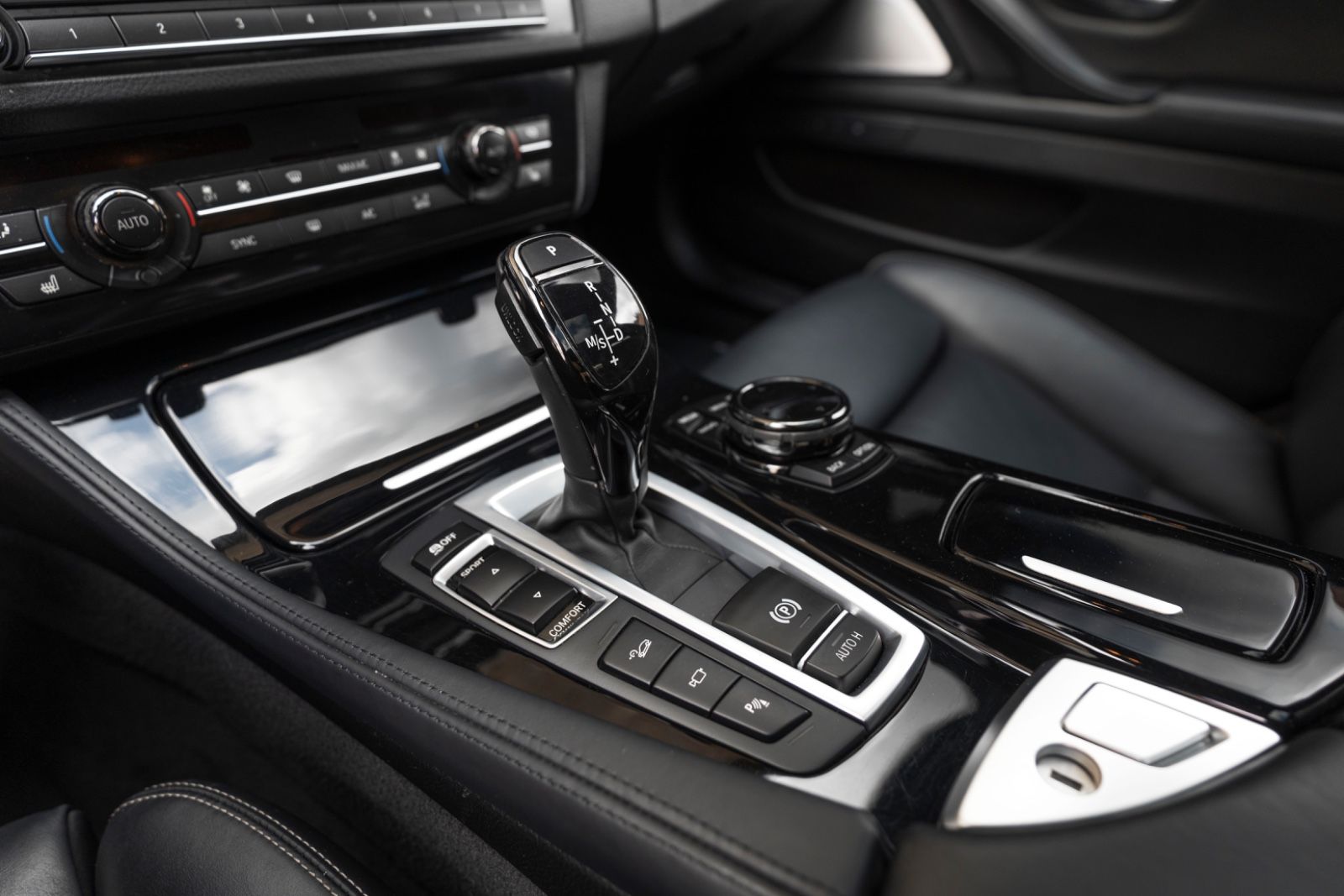 Fahrzeugabbildung BMW 550IX M-SPORTPAKET HUD B&O ACC HUD KAM TOTW