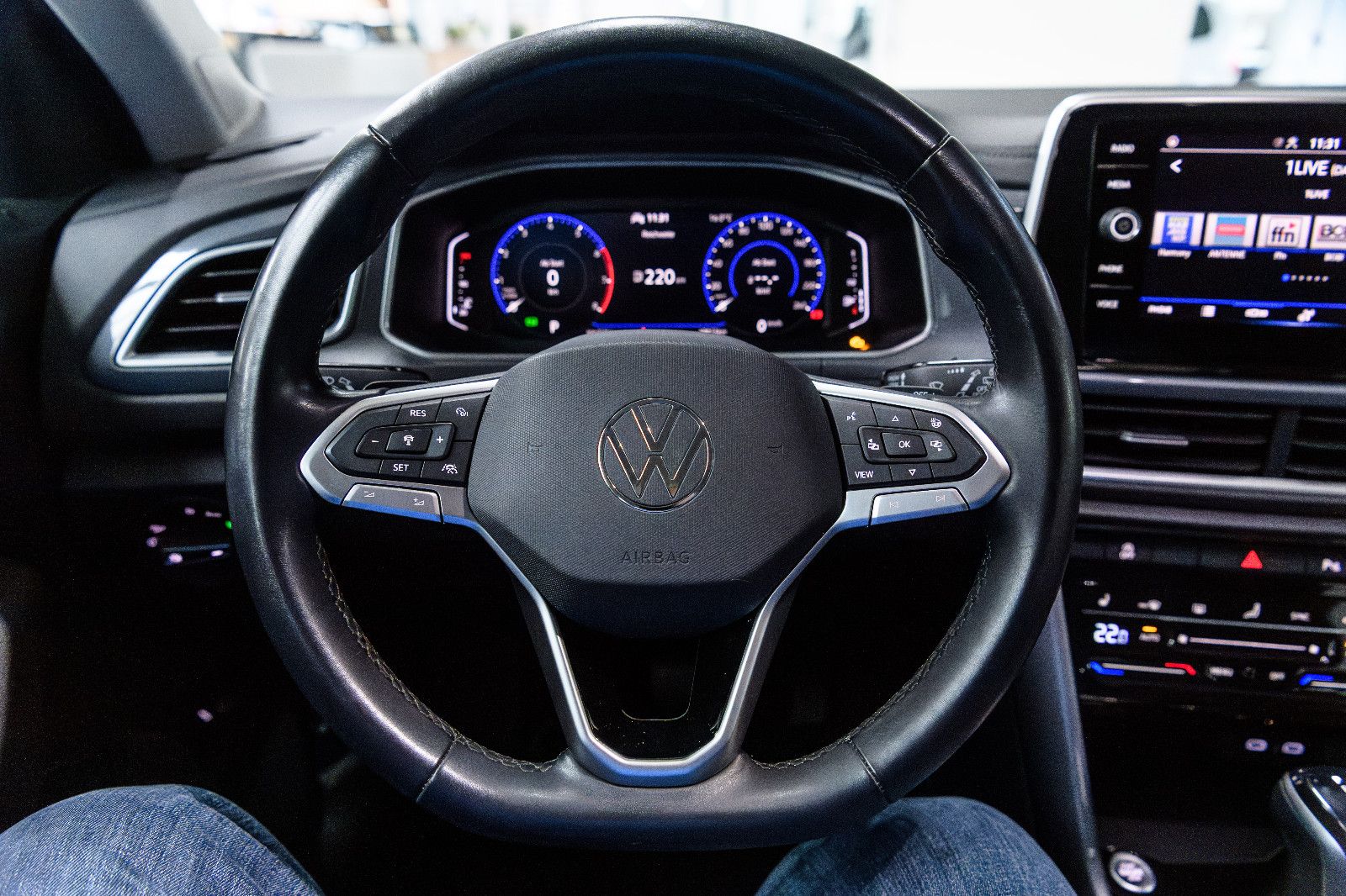 Fahrzeugabbildung Volkswagen T-Roc Style 1.5 TSI DSG LED+AHK+KEYLESS+KAMERA