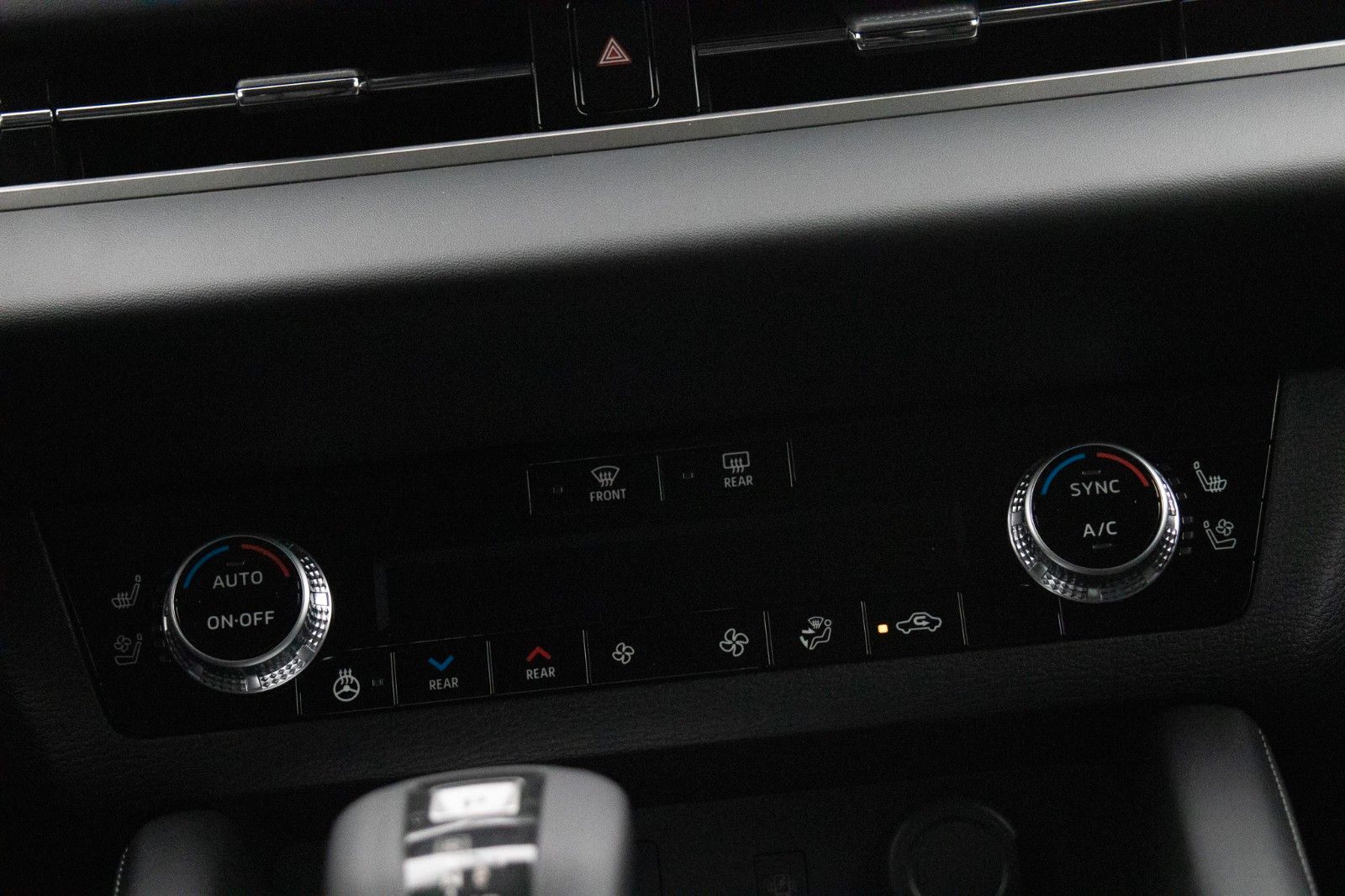 Fahrzeugabbildung Mitsubishi Outlander MY25  2.4 PHEV Top 4WD Leder Glasdach