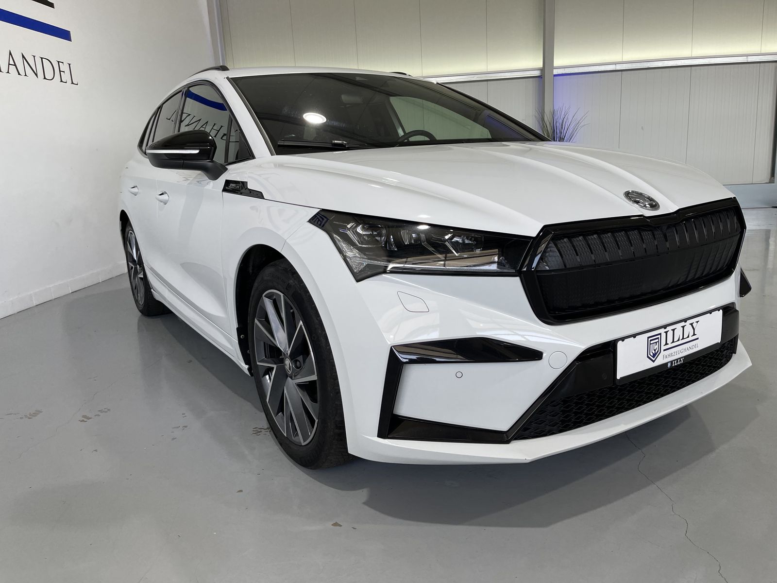 Fahrzeugabbildung SKODA Enyaq Sportline*AHK*Matrix*Alcantara**HUD*WP*