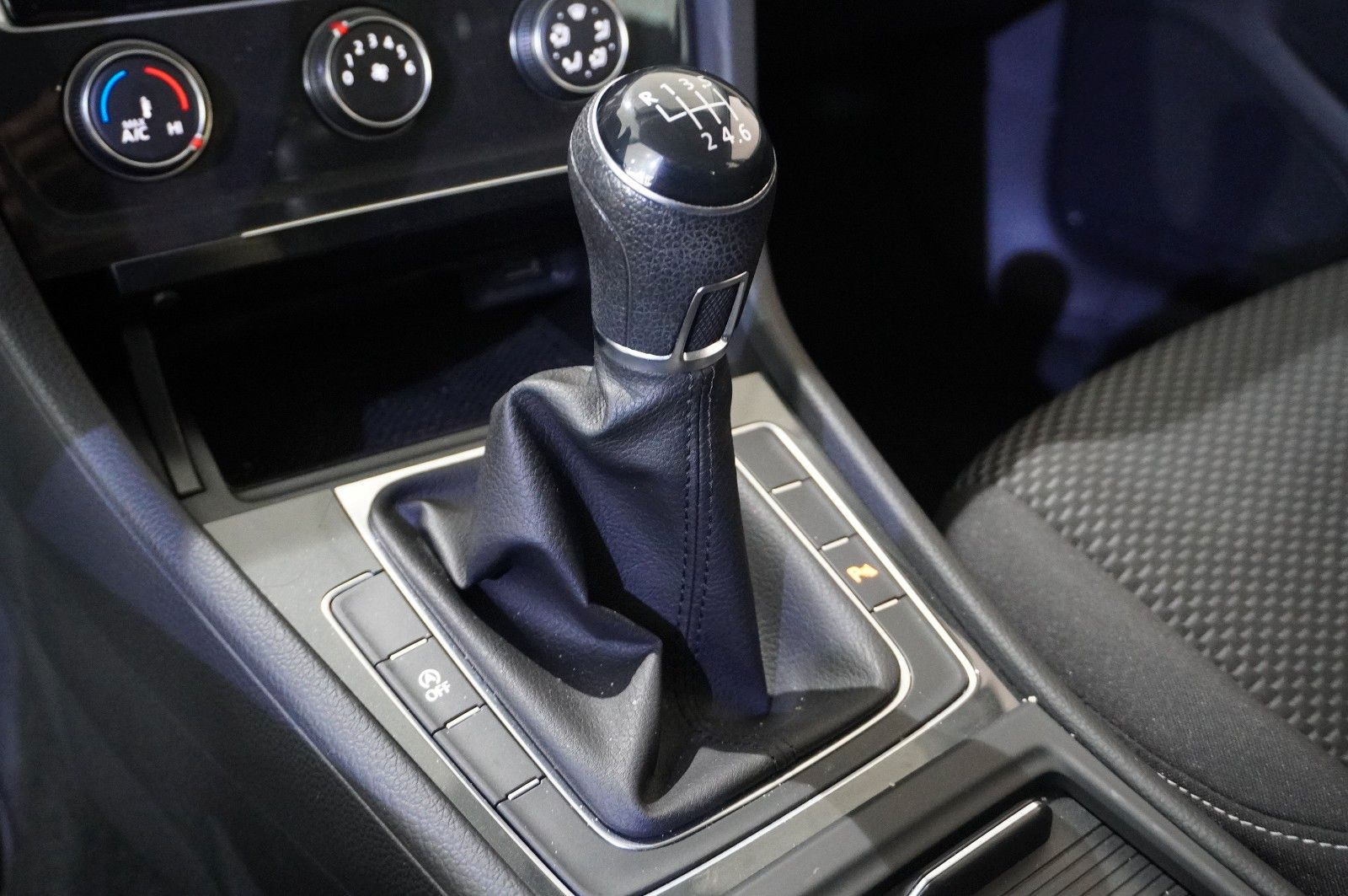 Fahrzeugabbildung Volkswagen Golf VII Lim. 1.0 TSI TRENDLINE NAVI/SHZ/PDC