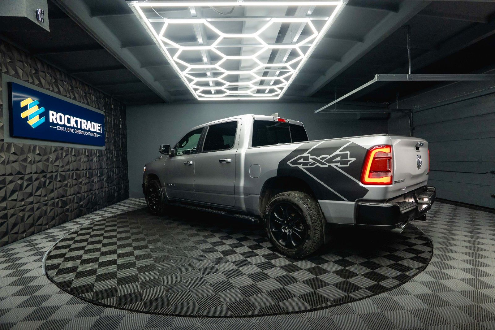 Fahrzeugabbildung Dodge RAM 5.7 V8 HEMI 4x4 OFFROAD Night-Paket *LED*