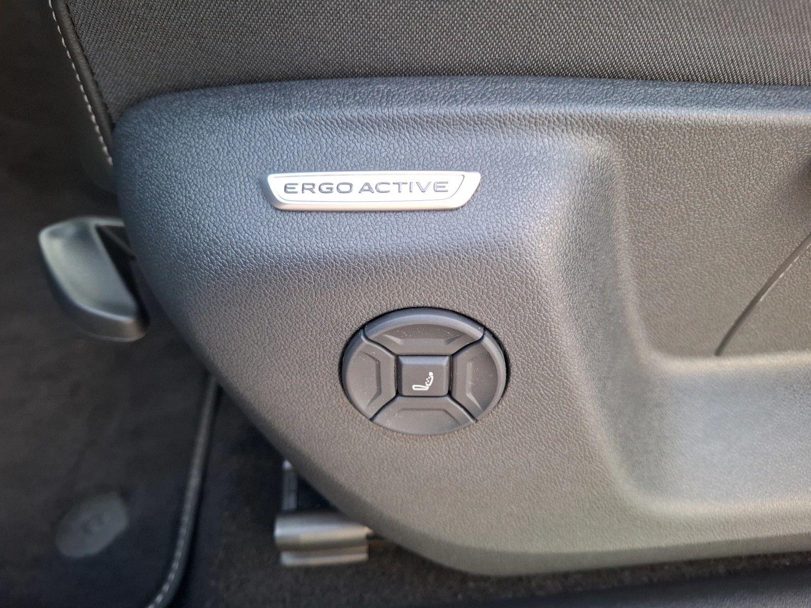 Fahrzeugabbildung Volkswagen Tiguan TDI R-Line DSG 4M Standhzg. Matrix Navi A