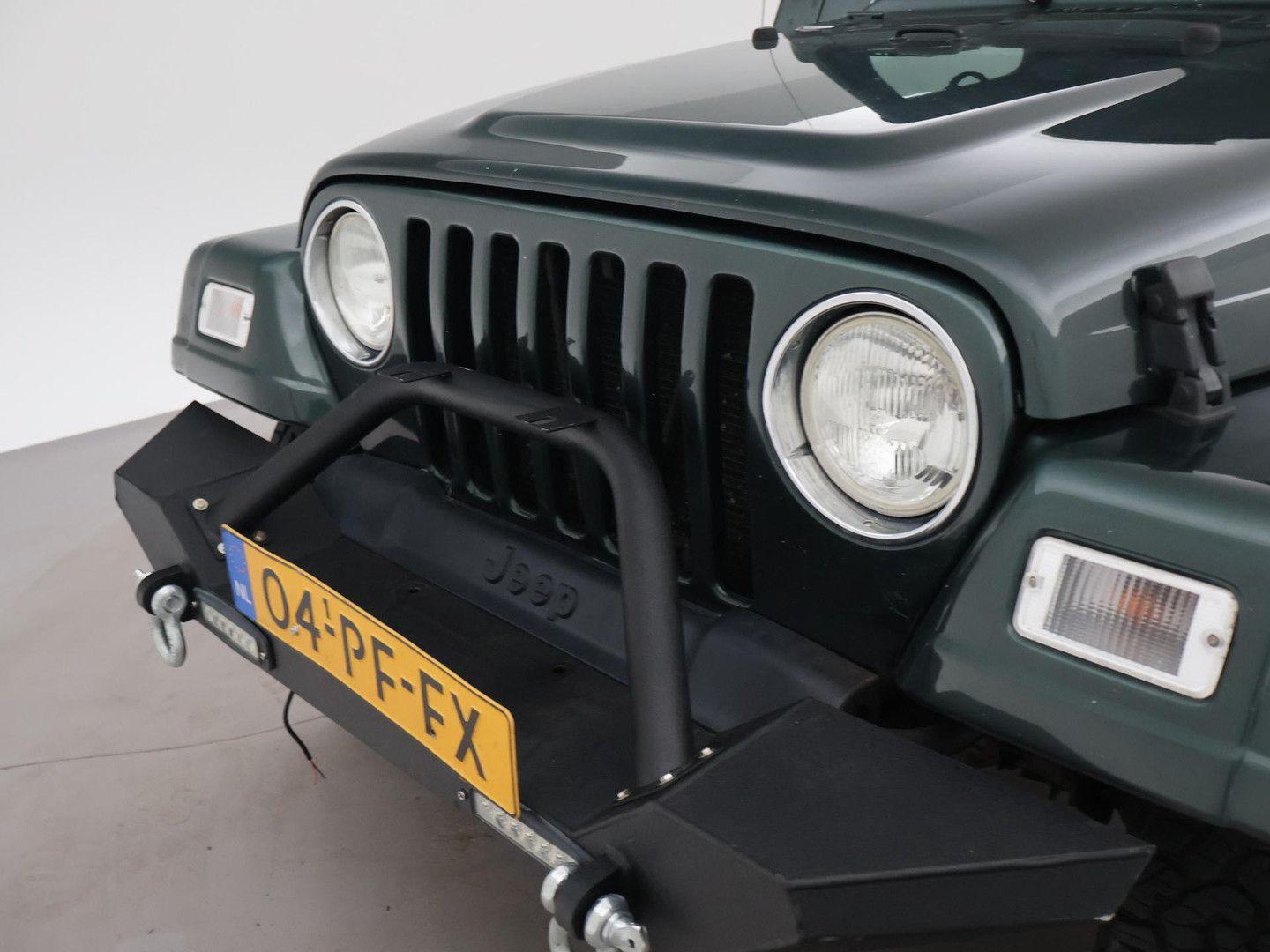 Jeep Wrangler Sahara 4.0i | 177 ch | BVM | Capote souple | Attelage | Pneus BFGoodrich All-Terrain | Bluetooth/DAB