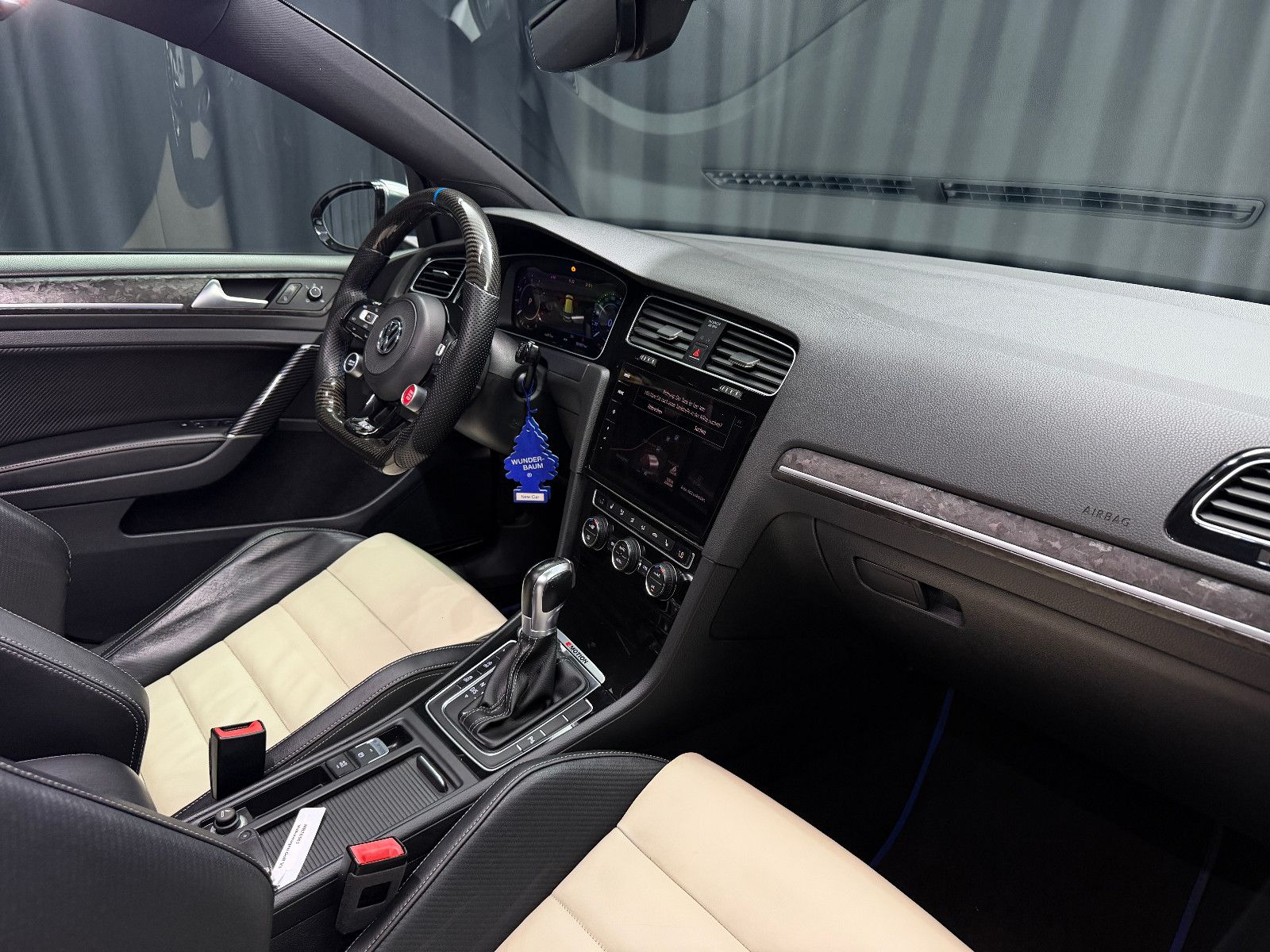 Fahrzeugabbildung Volkswagen Golf VII R 4Motion |REMUS|PANO|LEDER