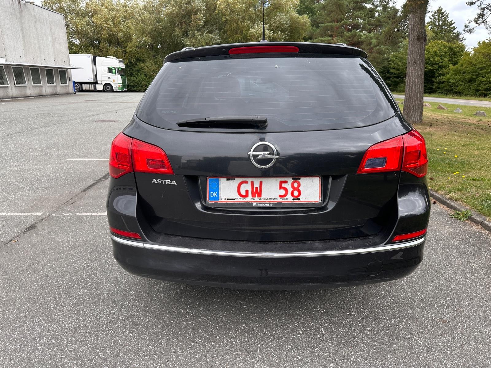 Opel Astra 2015 — interior