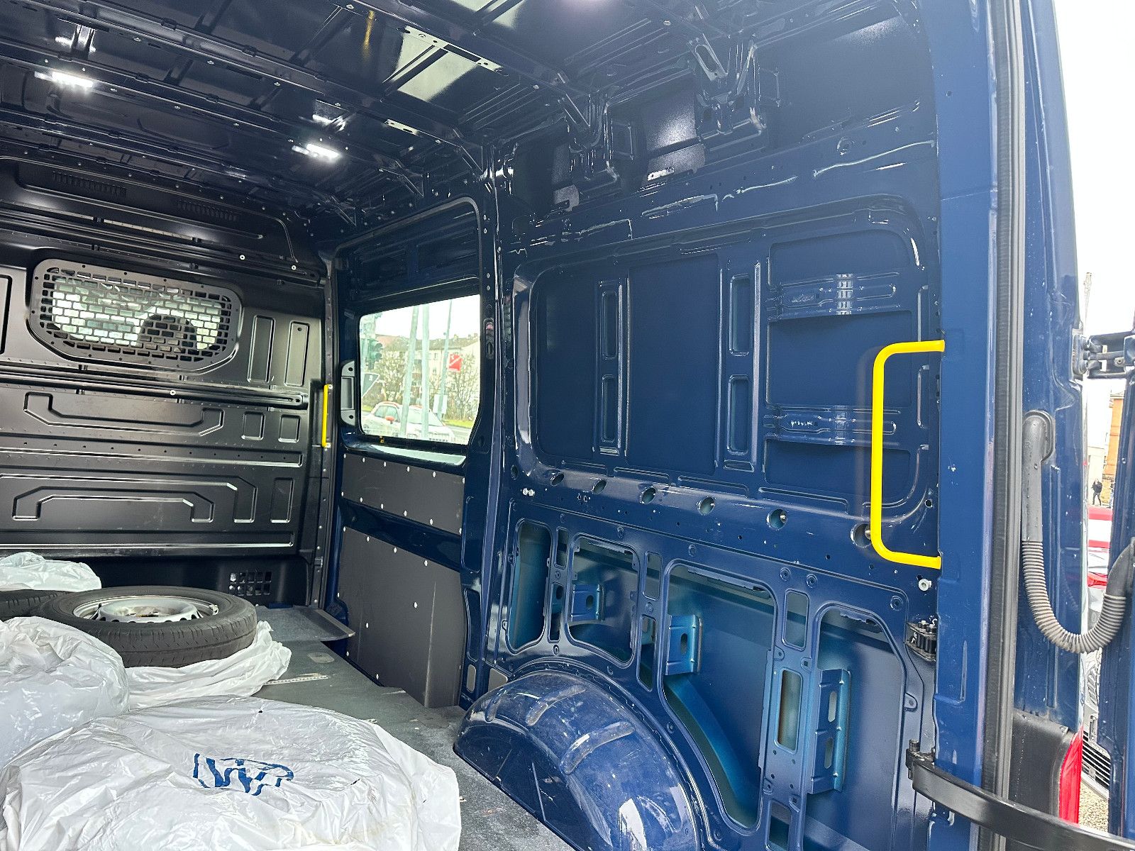 Fahrzeugabbildung Volkswagen CRAFTER KASTEN M.2021 35 MITTELLANG HOCHDACH RWD