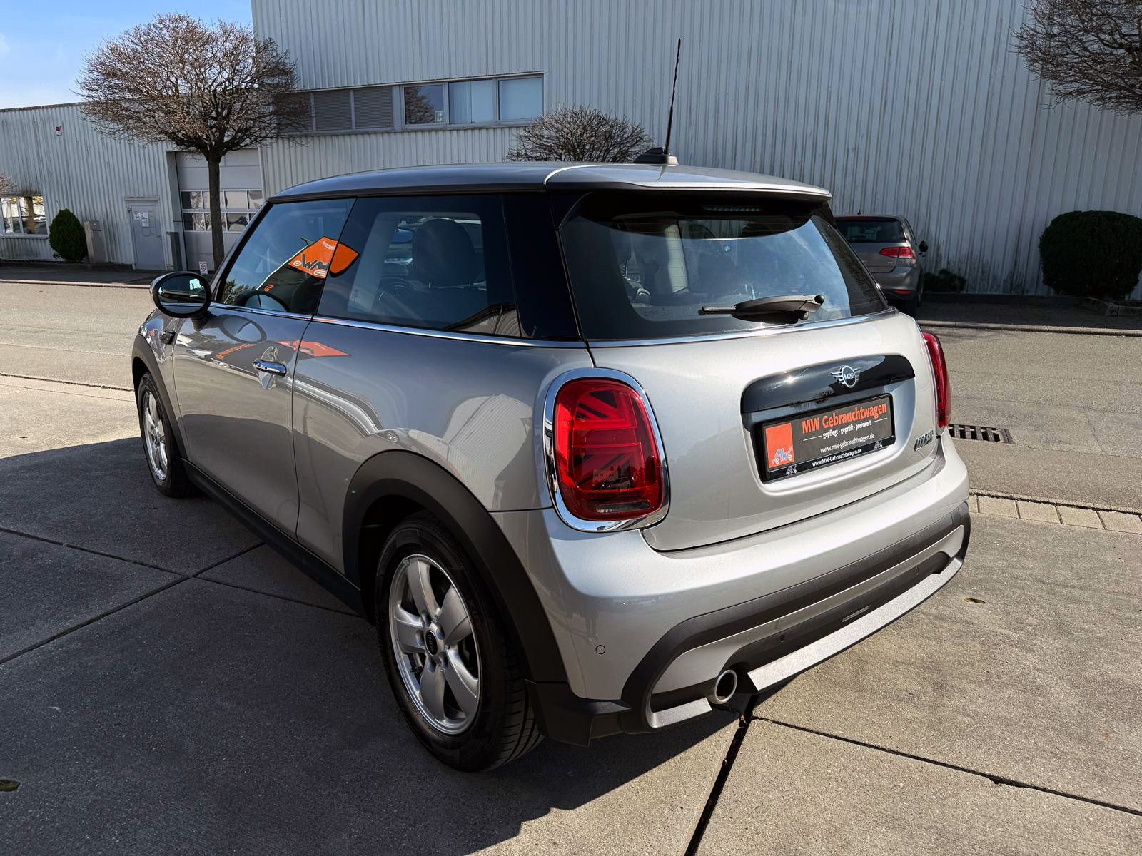 Fahrzeugabbildung MINI Cooper Aut. Essential-Trim LED KAM PDC SHZ AMBI