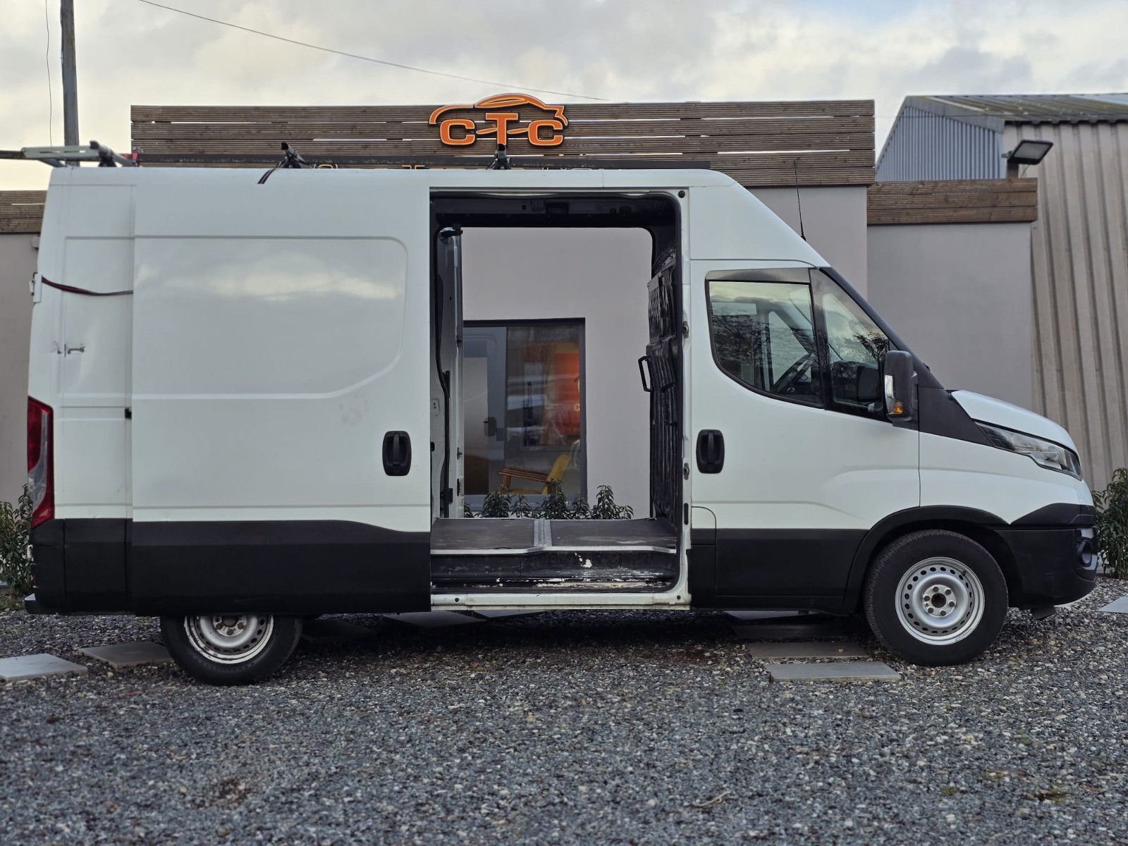 Fahrzeugabbildung Iveco Daily Kasten L3H2/Radstand 3520/AHK 3,5t/TÜV-NEU