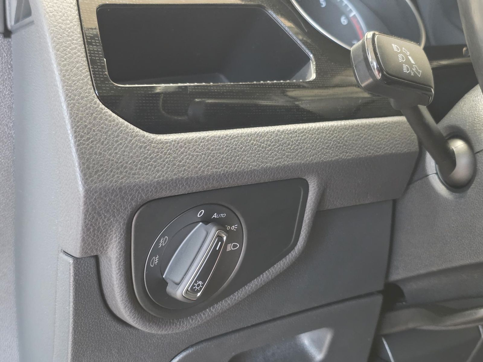 Fahrzeugabbildung Volkswagen Touran 1.4 TSI Sound/1.Hd/Navi/LED/Pano/ACC