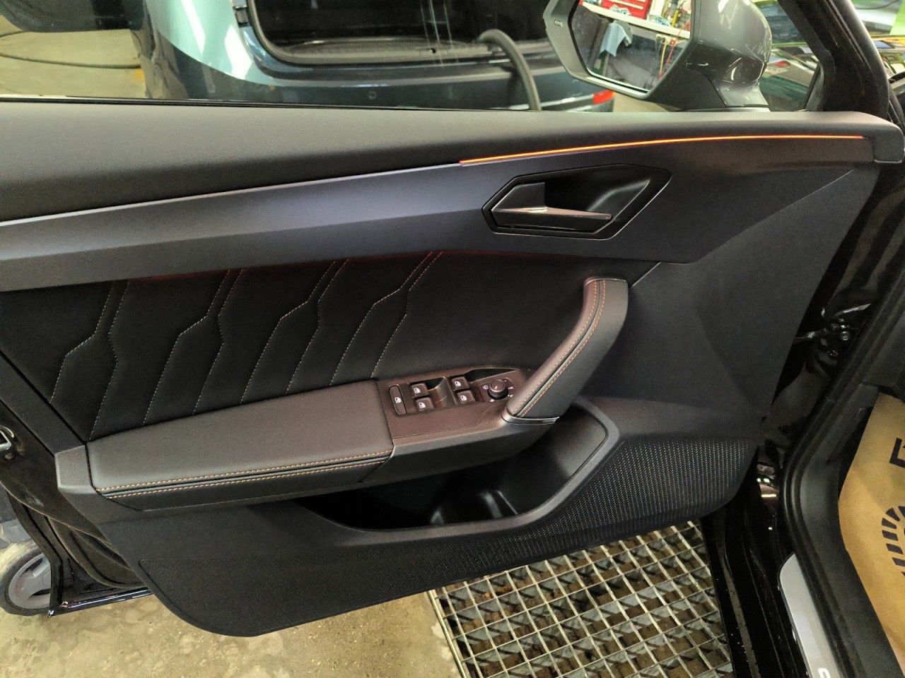 Fahrzeugabbildung CUPRA Leon Tribe eTSI DSG 150 PS Navi, Lichtpaket, AHK
