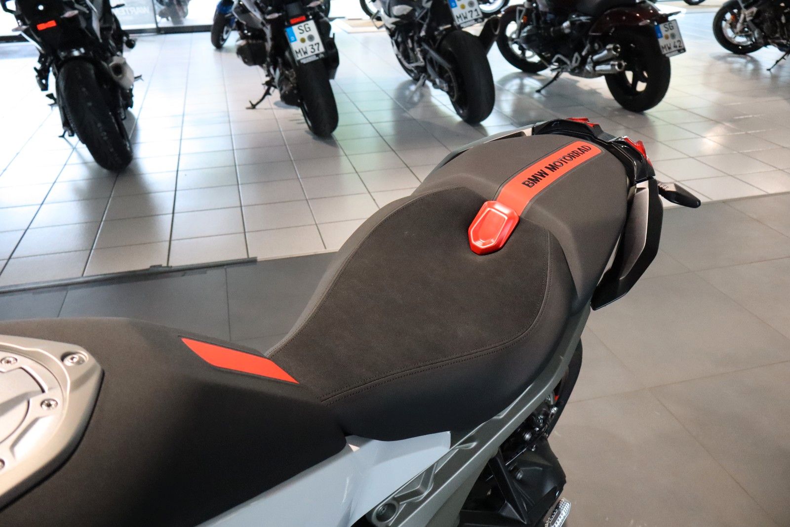Fahrzeugabbildung BMW R1300R Style Performance