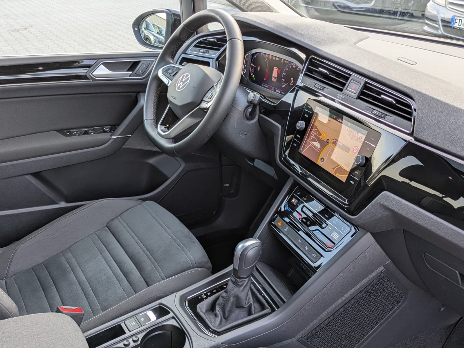 Fahrzeugabbildung Volkswagen Touran 2.0 DSG R-Line High. Pano 7-Si IQ.Dri AHK