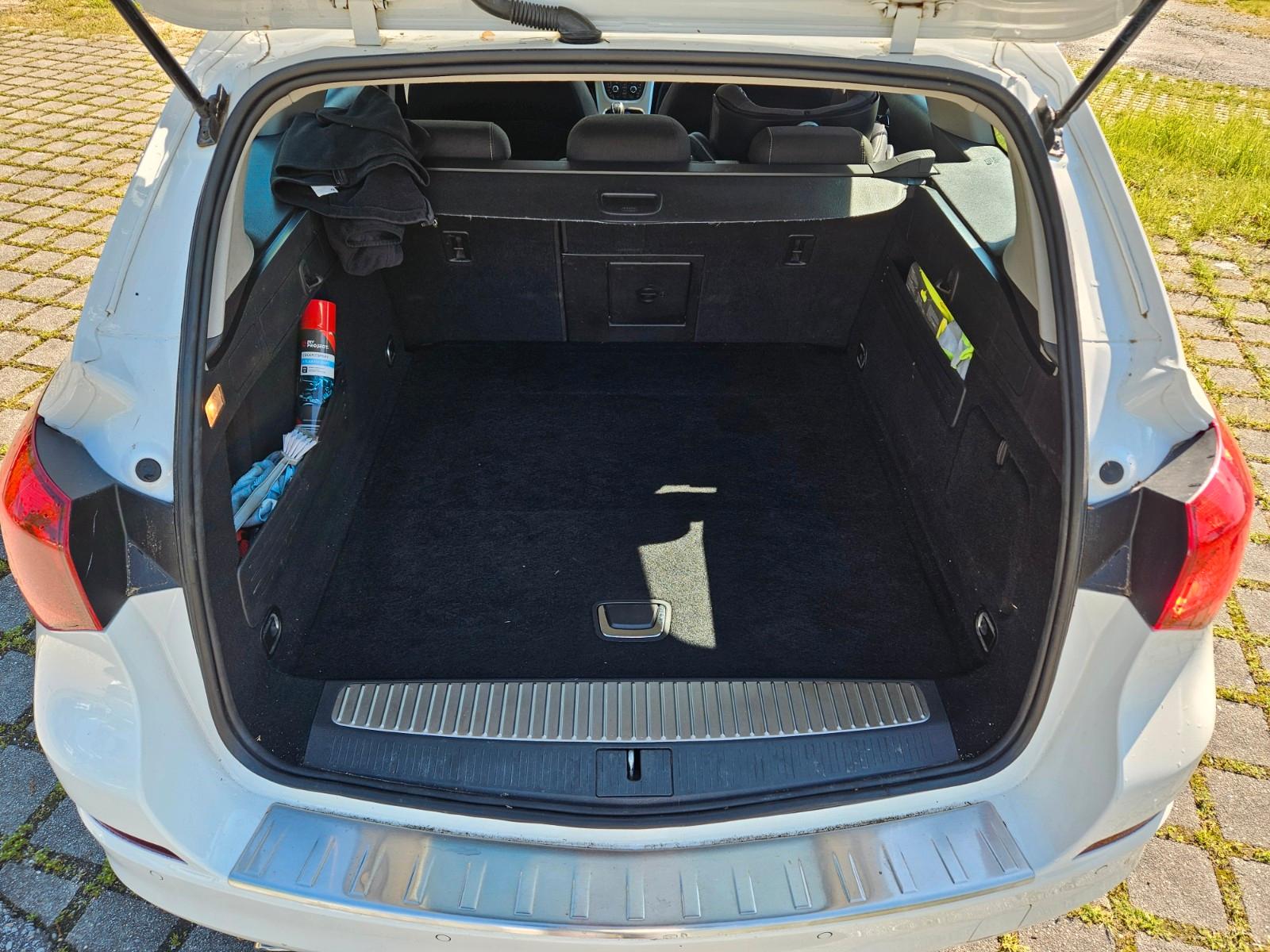 Opel Astra 2012 — photo 10